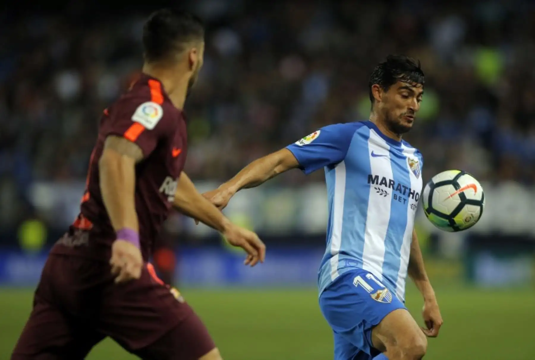 El uruguayo chileno Chory Castro controla el balón durante el partido de fútbol de la liga española entre el Málaga CF y el FC Barcelona.Foto:AFP