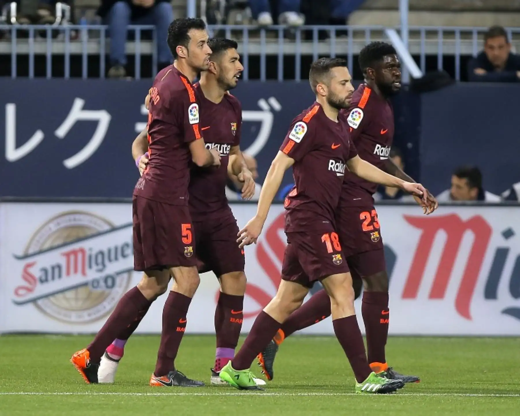 El delantero uruguayo del Barcelona Luis Suárez celebra un gol con sus compañeros durante el partido de fútbol de la liga española entre el Málaga CF y el FC Barcelona.Foto:AFP