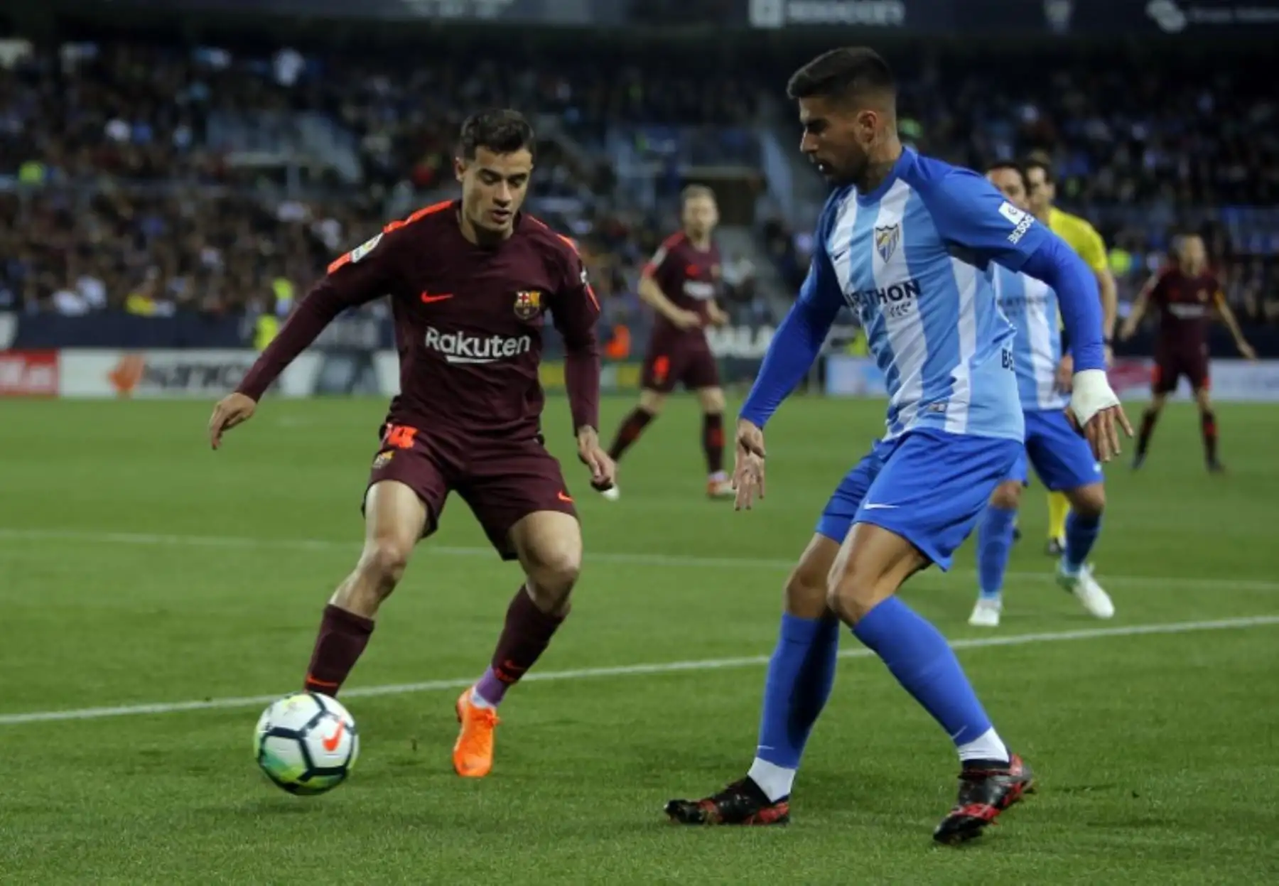 El centrocampista brasileño del FC Philippe Coutinho compite con el delantero español del Málaga Samu Garcia durante el partido de fútbol de la liga española.Foto:AFP