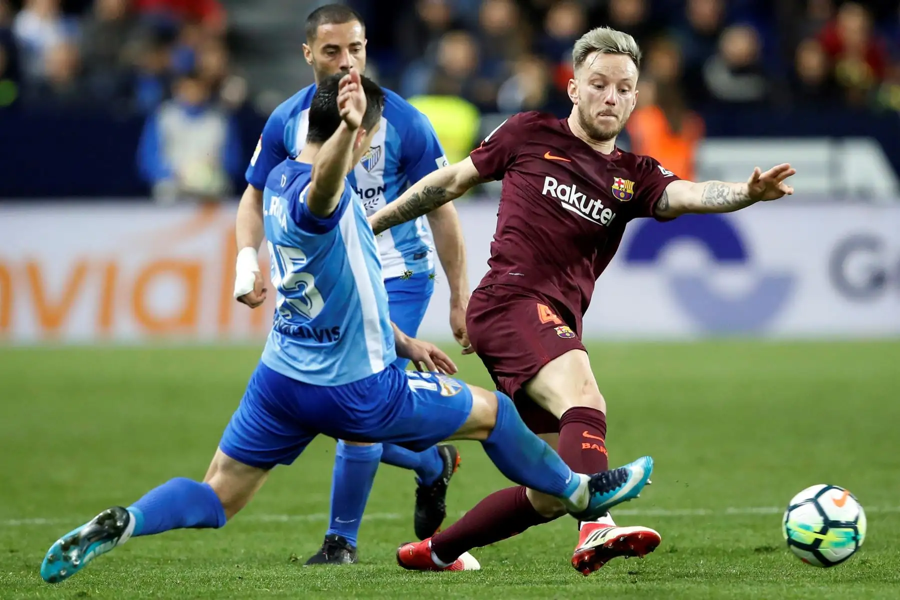 El centrocampista croata del FC Barcelona, Ivan Rakitic, se lleva el balón ante la entrada del defensa uruguayo del Málaga,Fedrico Ricca.Foto:EFE
