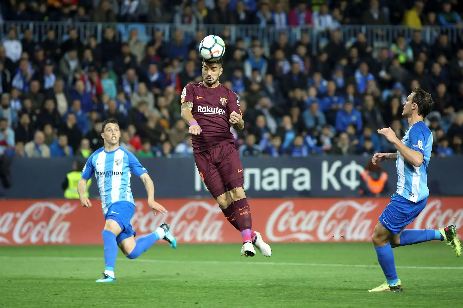 El delantero uruguayo del FC Barcelona, Luis Suárez  remata de cabeza consiguiendo el primer gol del equipo barcelonista durante el encuentro frente al Málaga. Foto:EFE