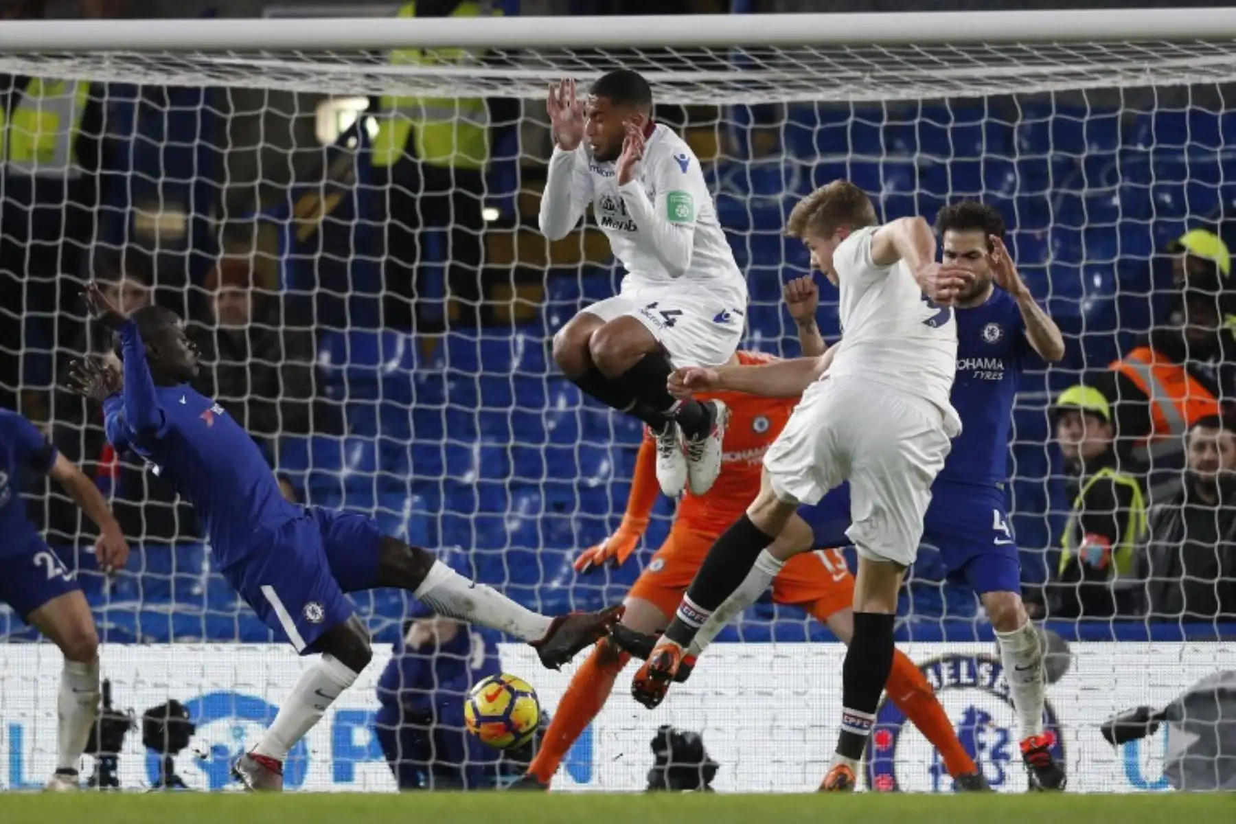 El delantero noruego Alexander Sorloth de Crystal Palace perfora el balón en la red, pero el gol no se permite durante el partido de fútbol de la Premier League inglesa entre Chelsea y Crystal Palace.Foto:AFP