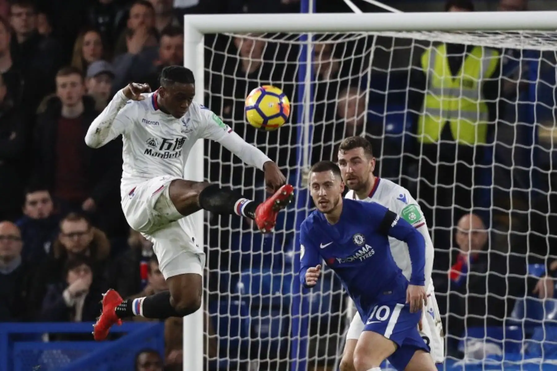 El centrocampista inglés de Crystal Palace Aaron Wan-Bissaka despeja el balón bajo la mirada del centrocampista belga Eden Hazard durante el partido de fútbol de la Premier League inglesa entre Chelsea y Crystal PalaceFoto:AFP