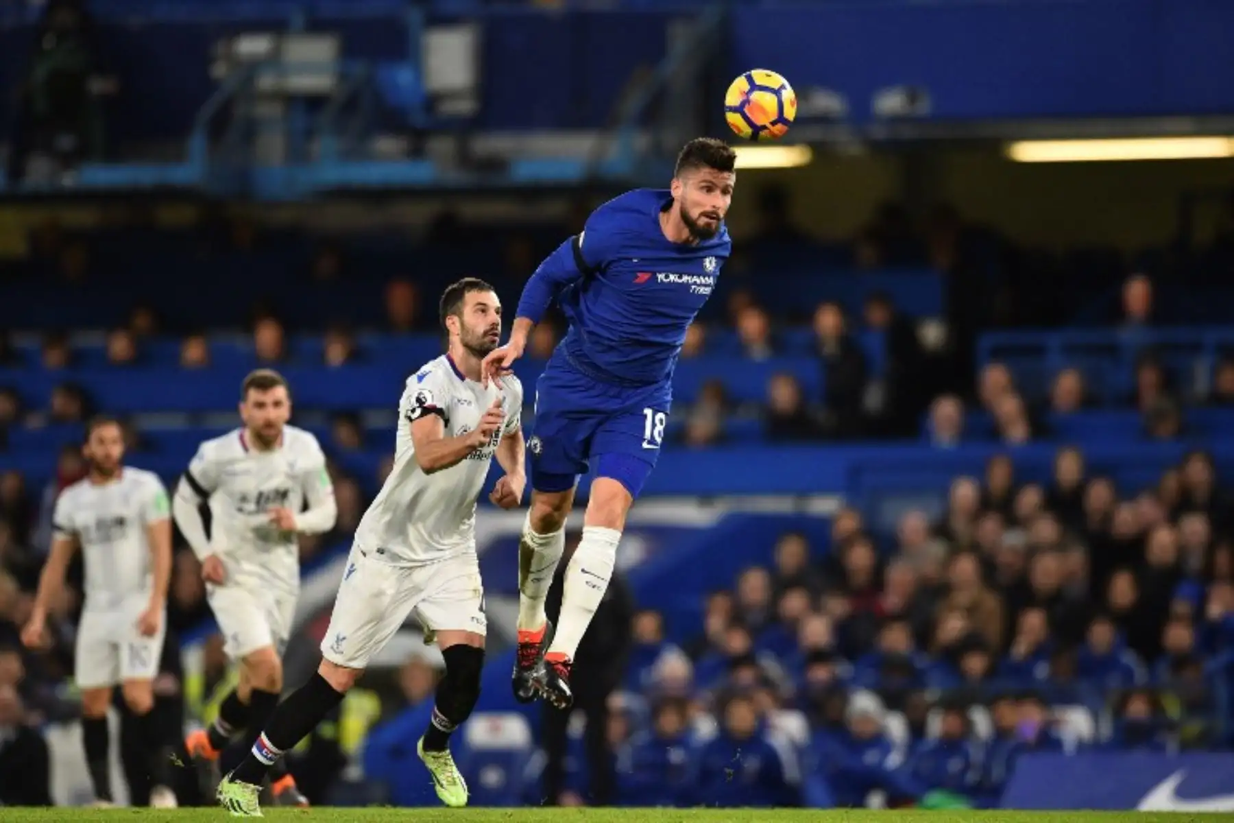 El atacante francés del Chelsea Olivier Giroud encabeza la pelota durante el partido de fútbol de la Premier League inglesa entre Chelsea y Crystal Palace.Foto:AFP