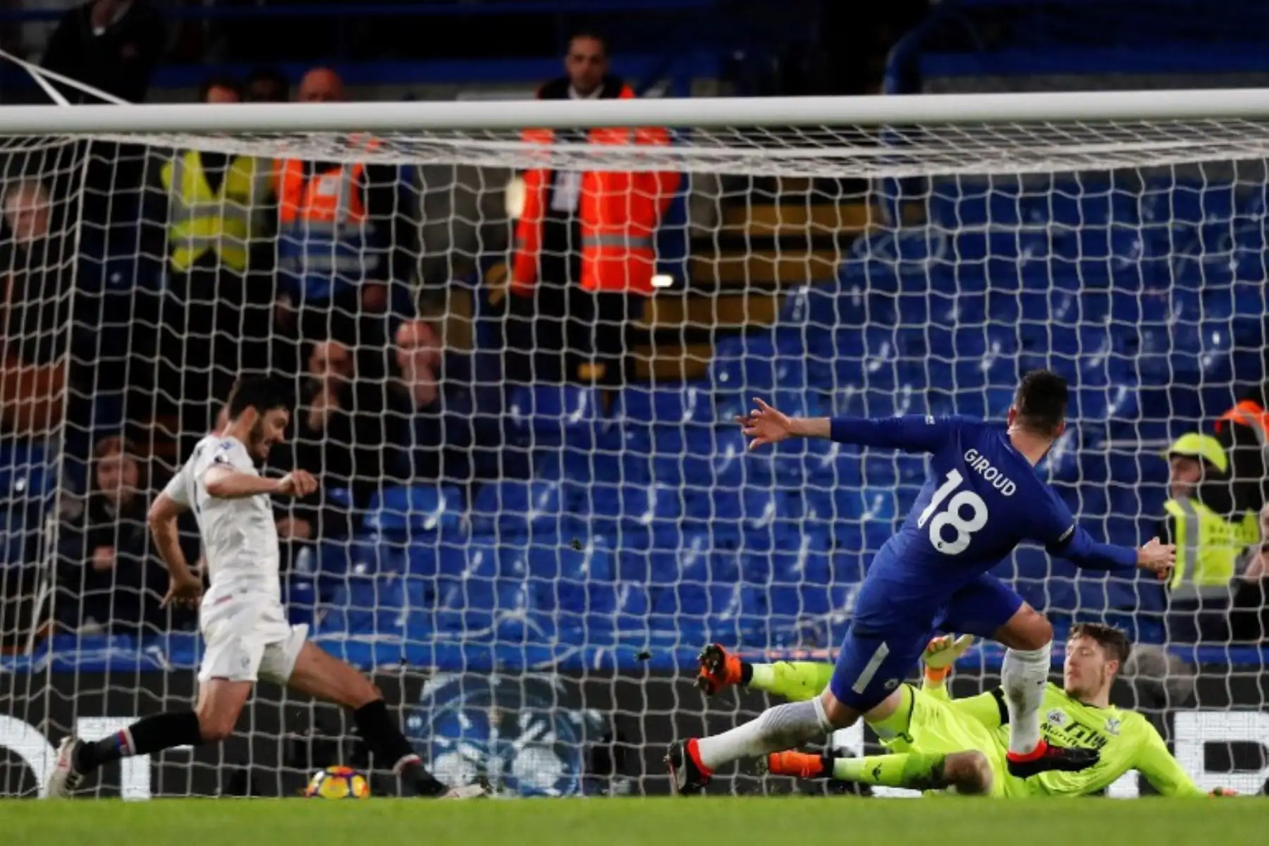 El defensor inglés de Crystal Palace James Tomkins despeja el balón de un disparo del atacante francés del Chelsea Olivier Giroud durante el partido de fútbol de la Premier League inglesa.Foto:AFP