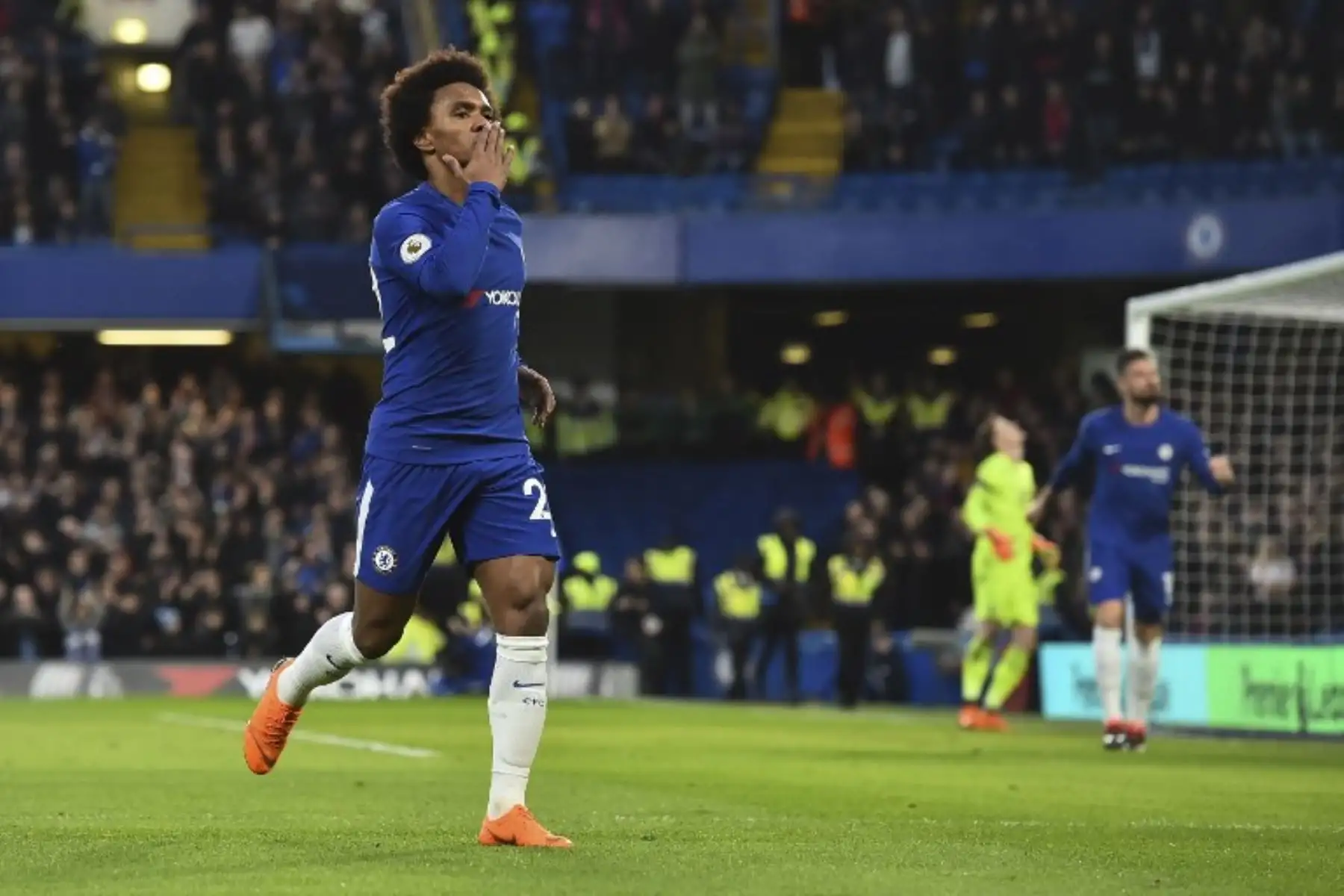 El centrocampista brasileño del Chelsea Willian celebra el gol de apertura durante el partido de fútbol de la Premier League inglesa entre Chelsea y Crystal Palace en Stamford Bridge.Foto:AFP