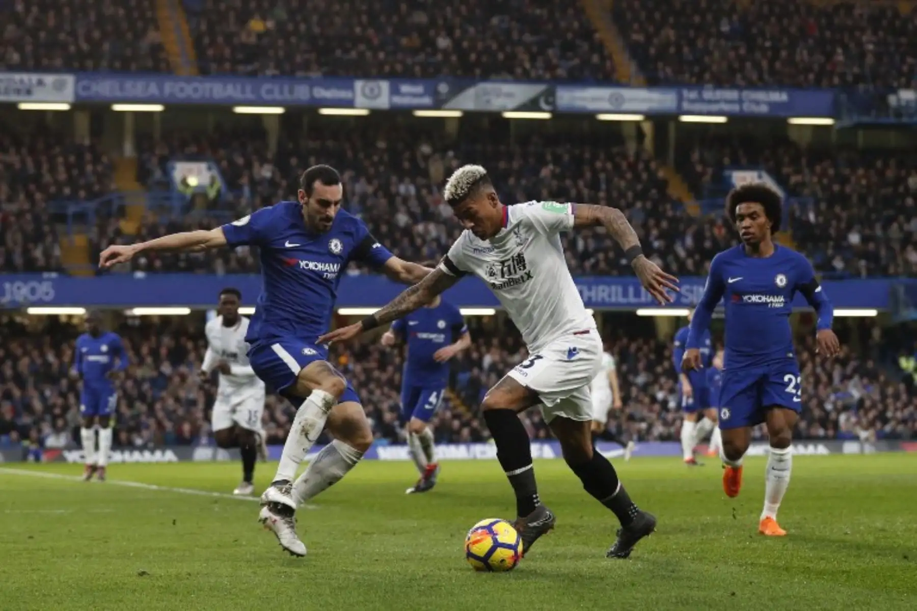 El defensor holandés Patrick van Aanholt del Crystal Palace enfrenta al defensor italiano del Chelsea Davide Zappacosta durante el partido de fútbol de la Premier League inglesa entre Chelsea y Crystal.Foto:AFP