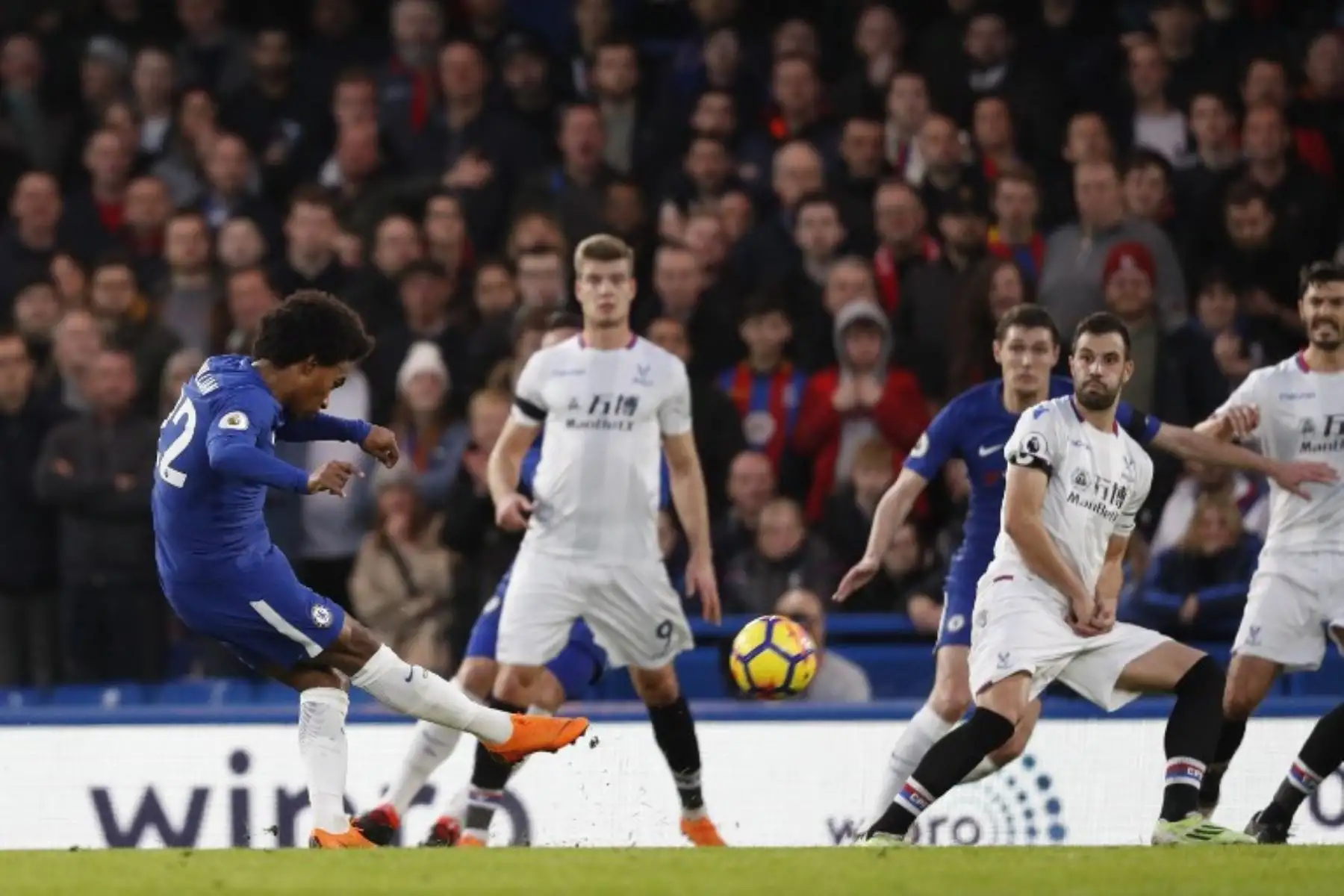 El centrocampista brasileño del Chelsea Willian marca el gol de apertura durante el partido de fútbol de la Premier League inglesa entre Chelsea y Crystal Palace.Foto:AFP