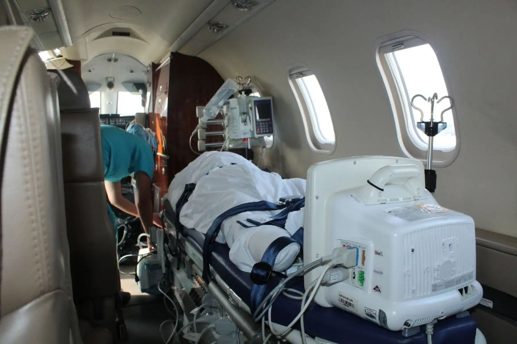 La Fuerza Aérea Peruana trasladó a un niño con graves quemaduras a la ciudad de Houston para su inmediata atención en un hospital especializado, como parte de la labor humanitaria que desarrolla a través de sus vuelos aeromédicos. Foto:ANDINA/Difusión