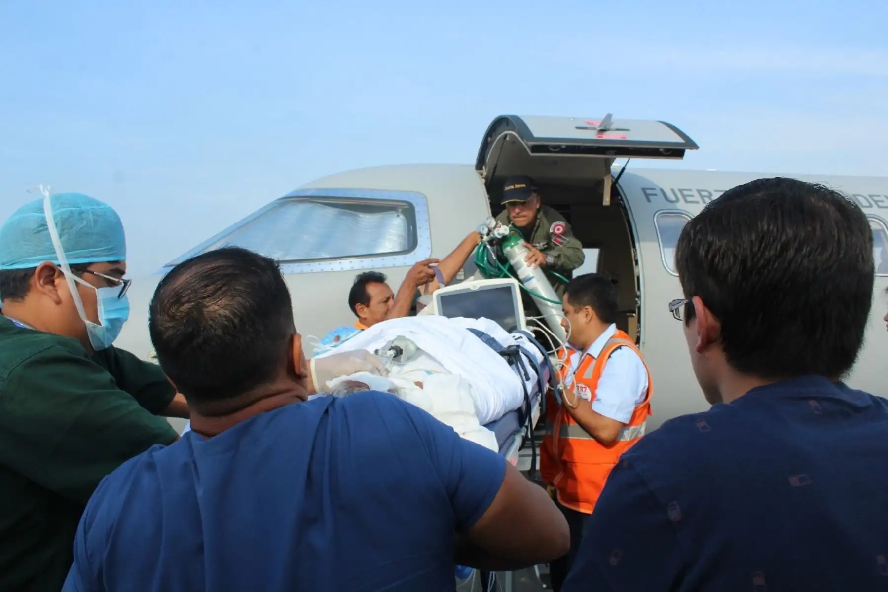 La Fuerza Aérea Peruana trasladó a un niño con graves quemaduras a la ciudad de Houston para su inmediata atención en un hospital especializado, como parte de la labor humanitaria que desarrolla a través de sus vuelos aeromédicos. Foto:ANDINA/Difusión