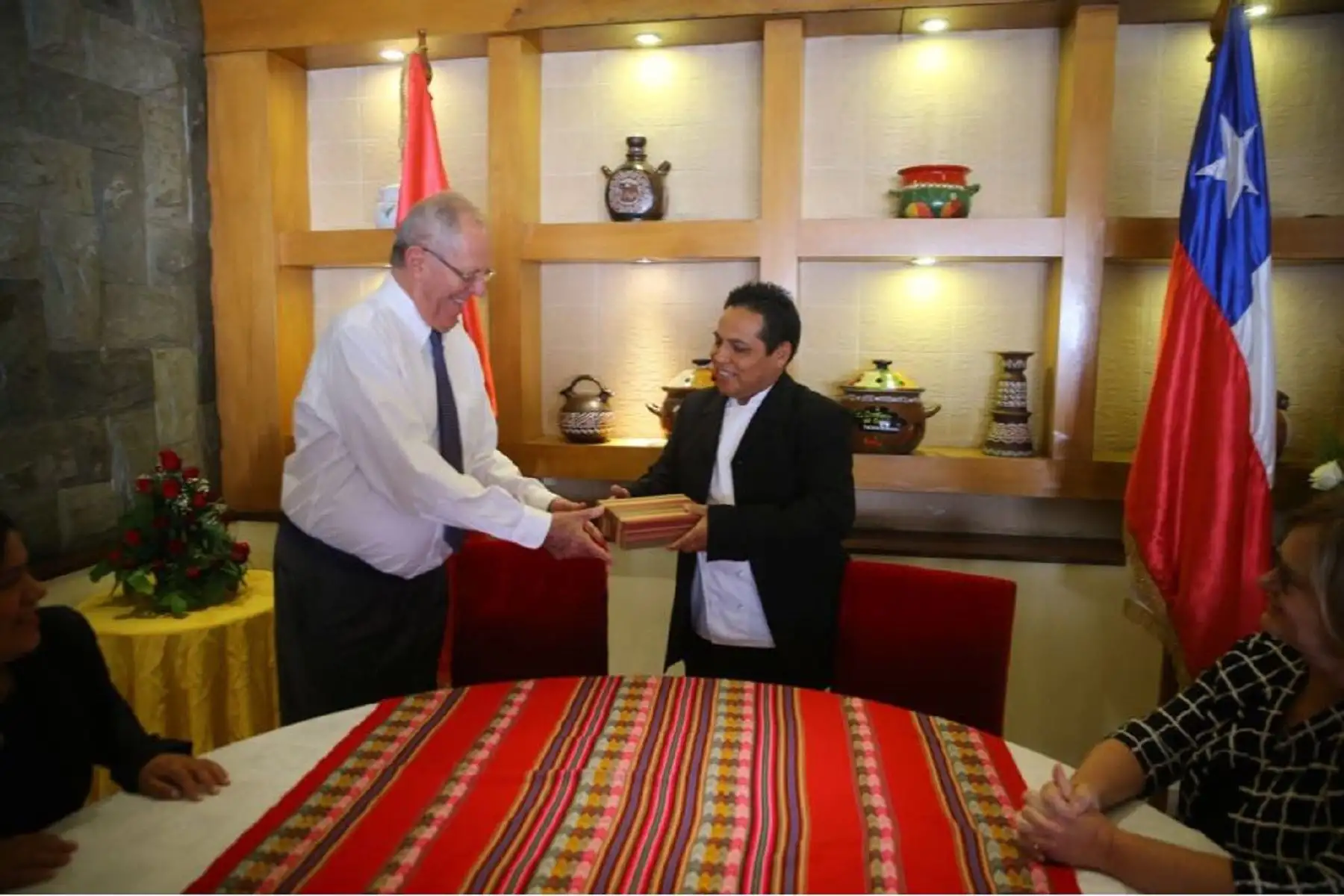 El presidente Pedro Pablo Kuczynski visitó al chef peruano Óscar Gómez, un emprendedor exitoso en Chile.