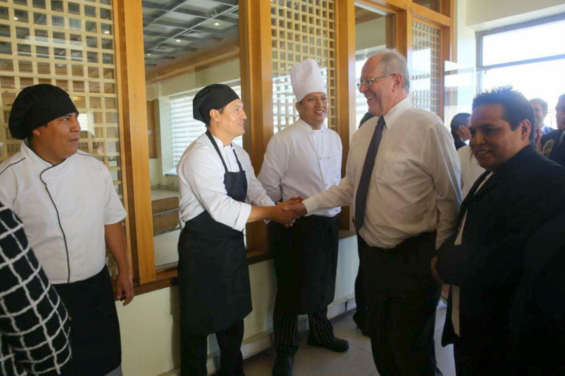 El Presidente Pedro Pablo Kuczynski visitó al chef peruano Óscar Gómez, un emprendedor exitoso, propietario del restaurante Cántaro de Oro, en Independencia de Santiago de Chile. Foto: ANDINA/ Prensa Presidencia