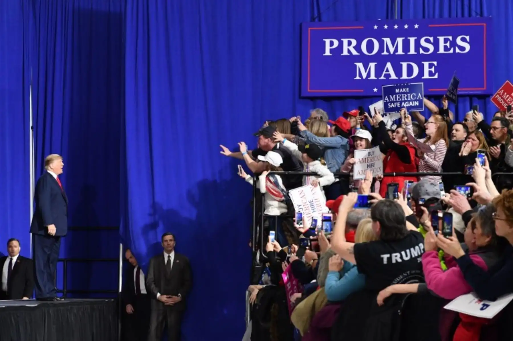 El presidente de los Estados Unidos, Donald Trump, saluda a los partidarios del Rally Make America Great Agai en Moon Township, Pensilvania.Foto:AFP