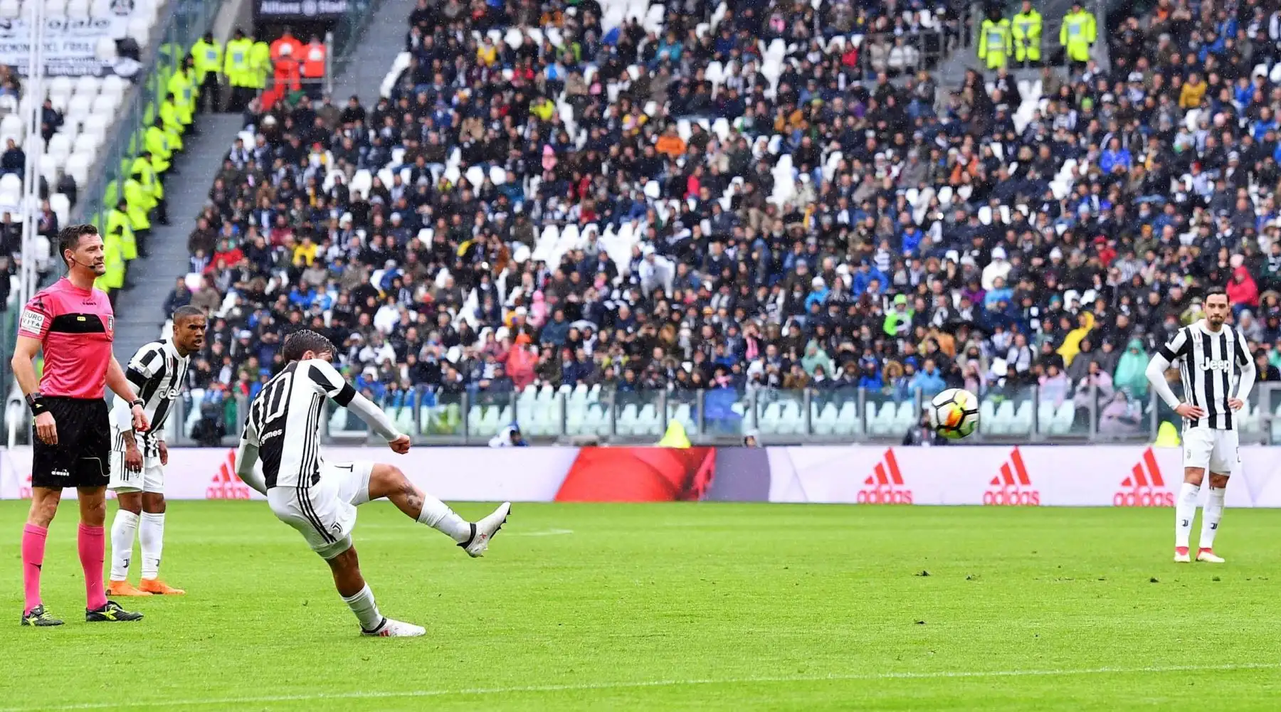 Paulo Dybala de la Juventus marca el 1-0 en el partido de fútbol italiano Serie A entre la Juventus FC y el Udinese Calcio en Turín.Foto:EFE