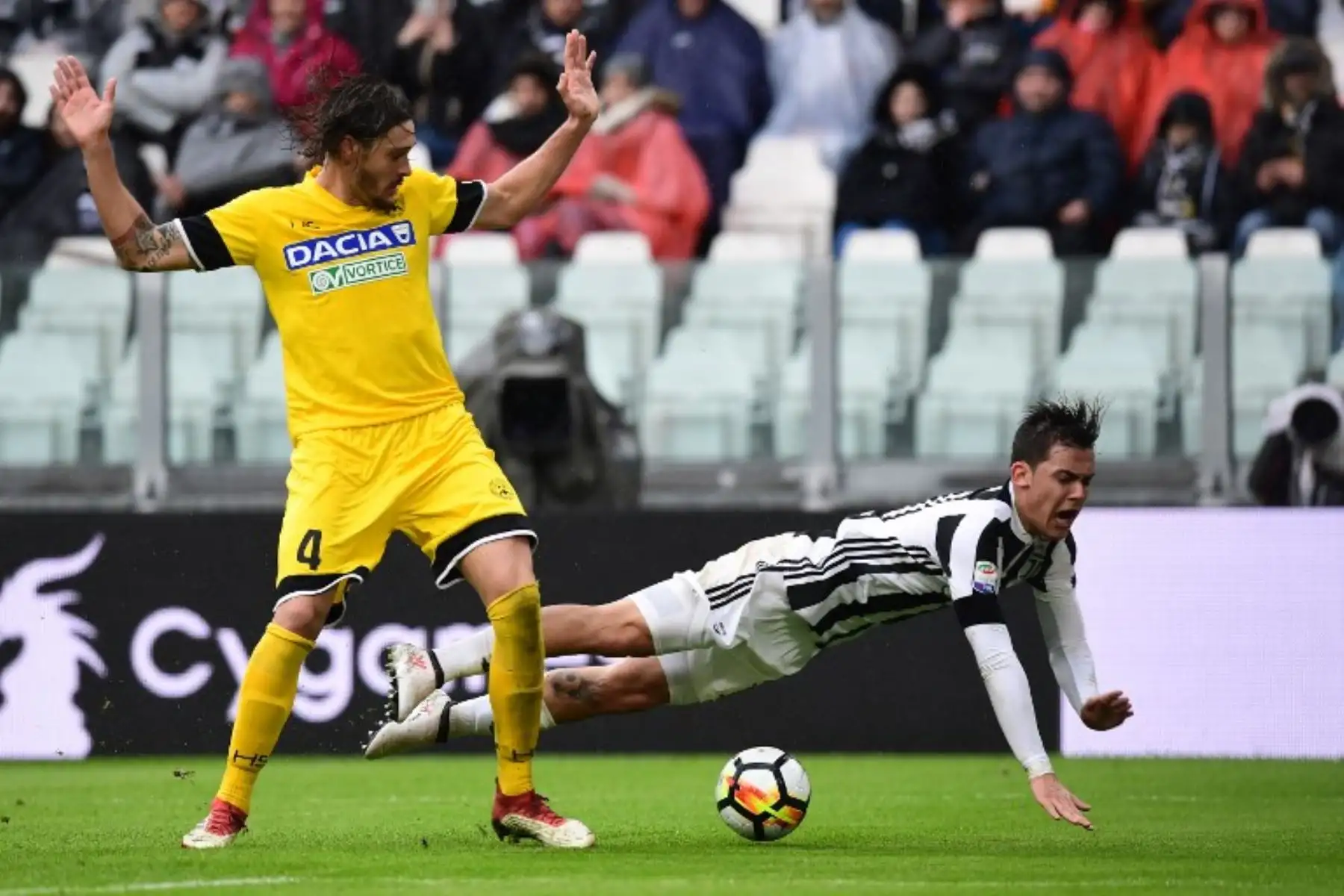 Paulo Dybala cae junto al defensor del Udinese Gabriele Angella durante el partido de fútbol italiano de la Serie A Juventus contra el Udinese.Foto:AFP