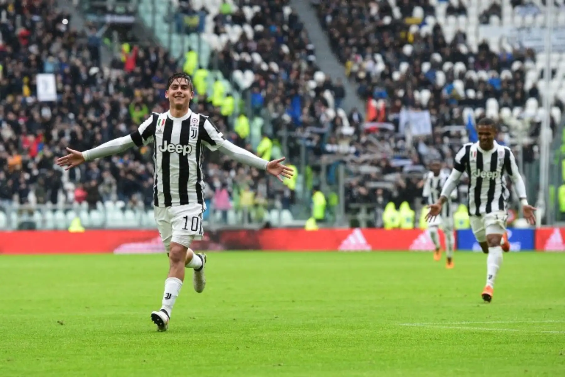 El delantero de la Juventus de la selección argentina Paulo Dybala celebra después de anotar durante el partido de fútbol italiano Serie A Juventus contra el Udinese, en el estadio Juventus de Turín.Foto:AFP