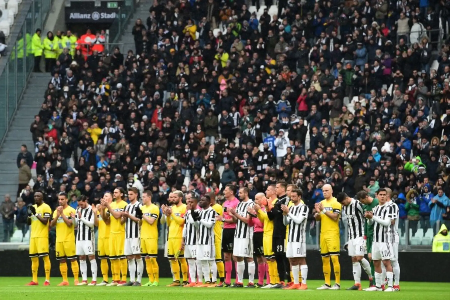 Los jugadores y los árbitros respetan un minuto de silencio del capitán de la Fiorentina, Davide Astori, antes del partido de fútbol italiano de la Serie A Juventus contra el Udinese.Foto:AFP