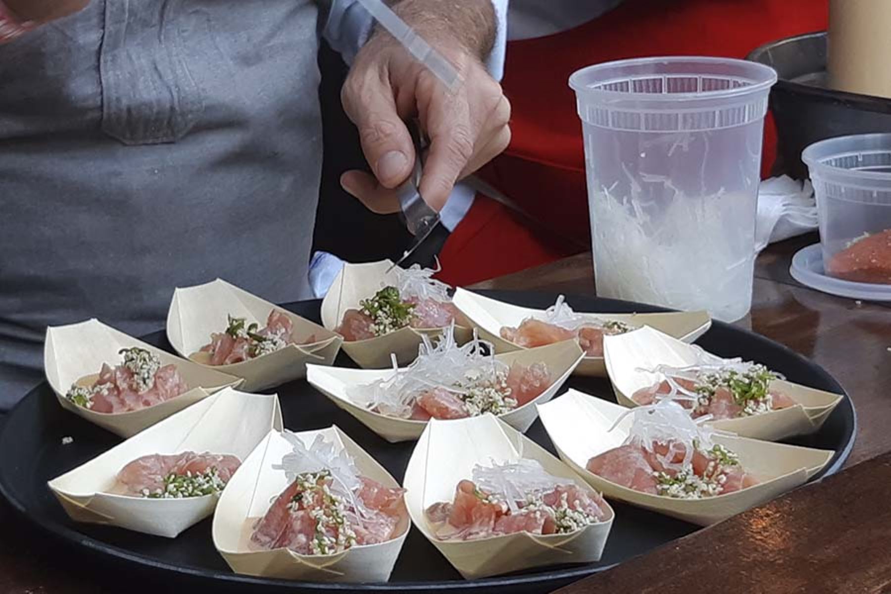 El chef Diego Muñoz preparó un tiradito de pescado en un taller de gastronomía peruana. Los asistentes disfrutaron de su cocina del 9 al 11 de marzo en Austin. Esta semana se integrarán otros reconocidos chefs peruanos a la Casa Perú.  Foto: ANDINA