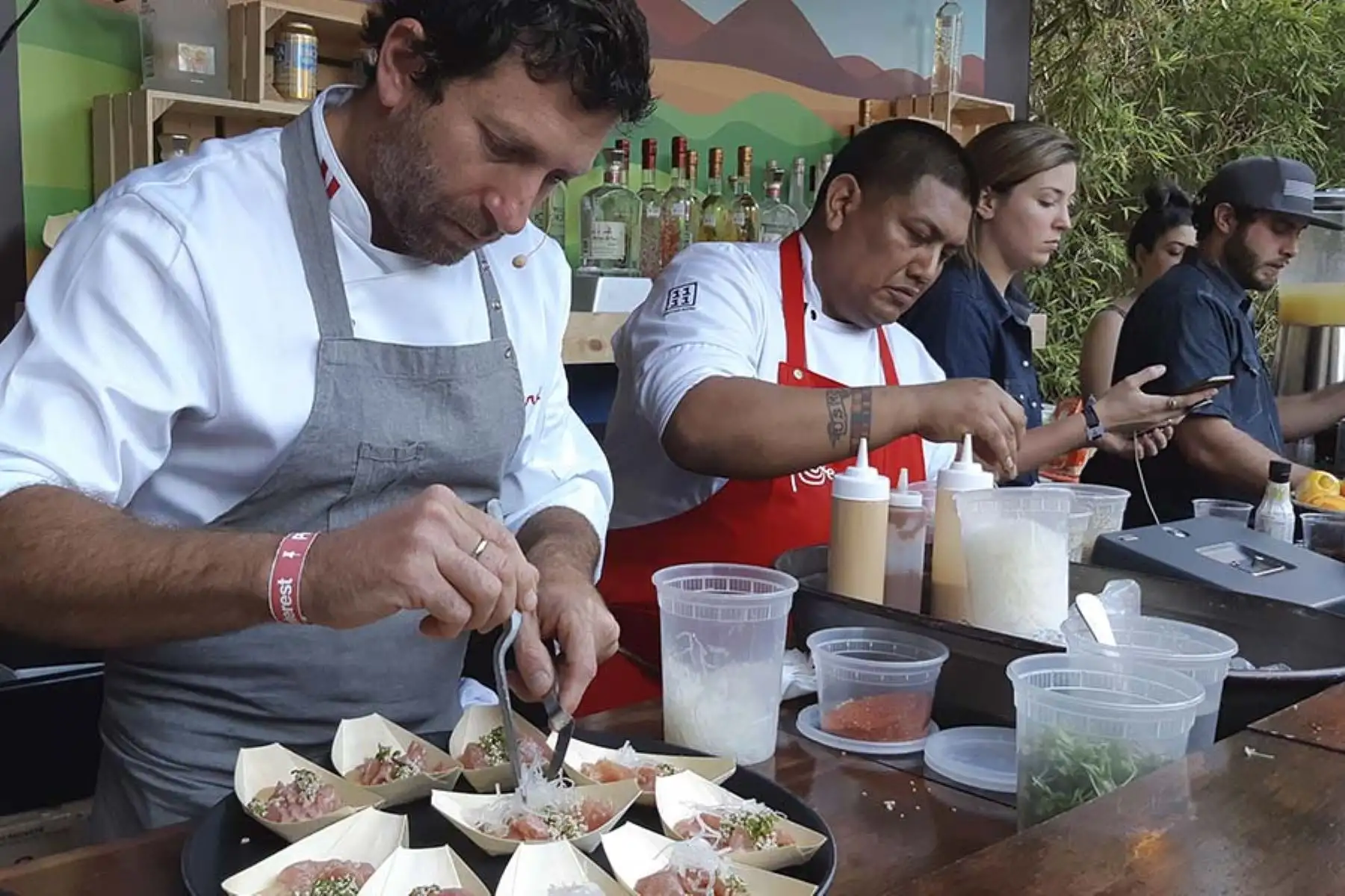 El chef Diego Muñoz preparó un tiradito de pescado en un taller de gastronomía peruana. Los asistentes disfrutaron de su cocina del 9 al 11 de marzo en Austin. Esta semana se integrarán otros reconocidos chefs peruanos a la Casa Perú.  Foto: ANDINA