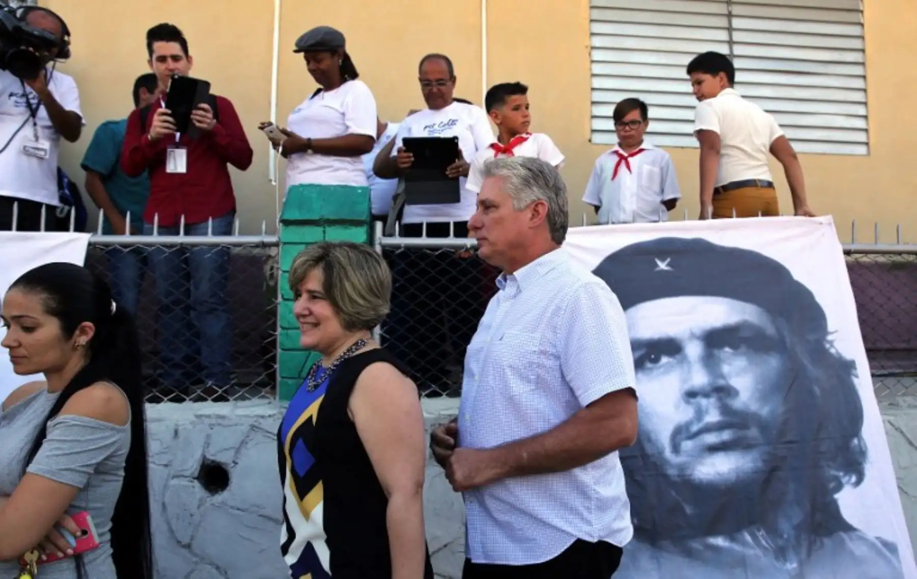 El primer vicepresidente cubano Miguel Díaz-Canel junto a la imagen del líder revolucionario Ernesto 