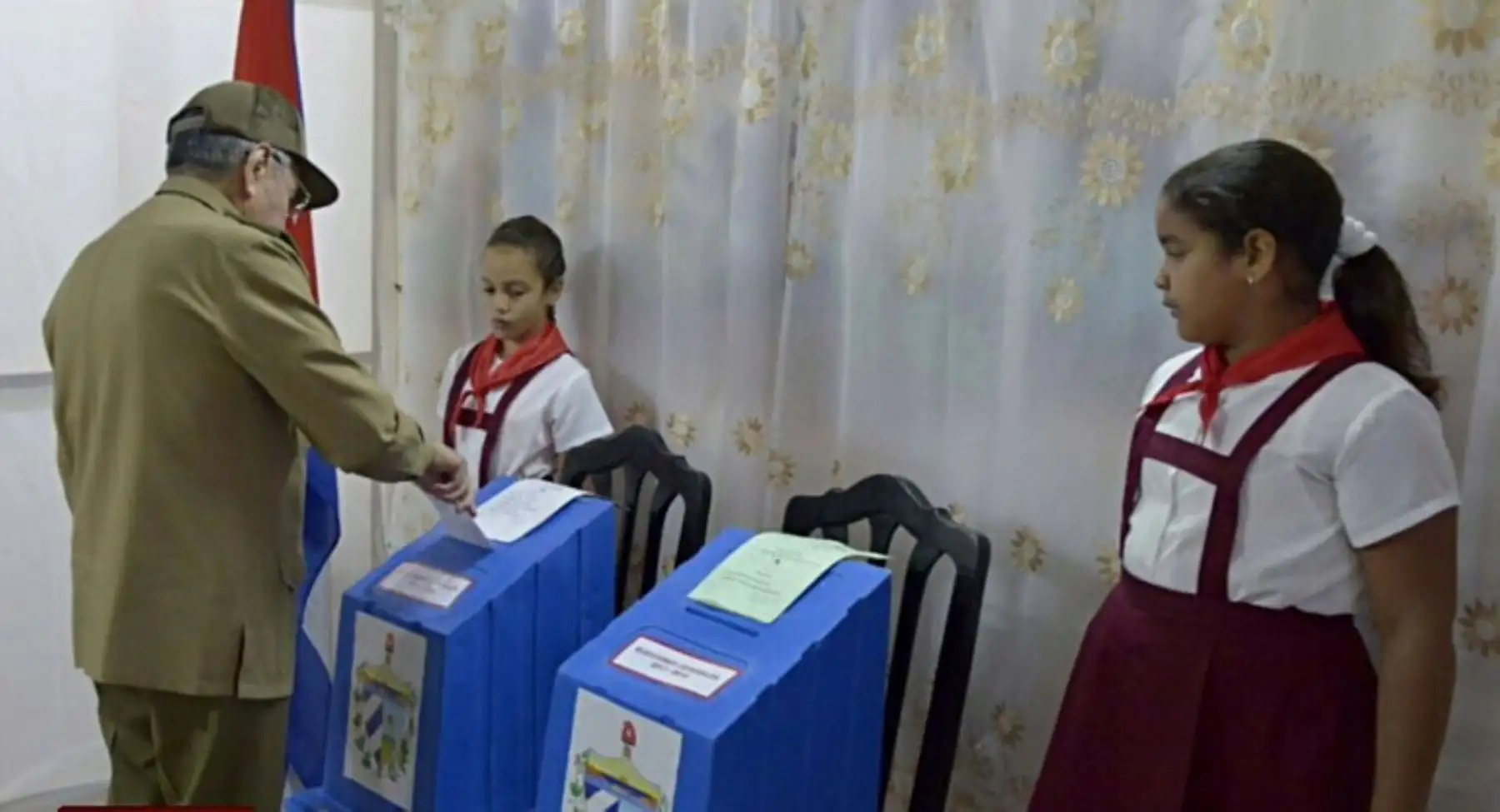 Presidente cubano Raúl Castro emite su voto en un colegio electoral en la provincia de Santiago de Cuba durante una elección para ratificar una nueva Asamblea Nacional.Foto:AFP