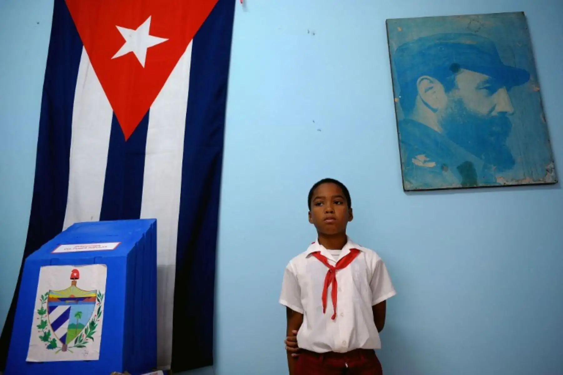 Foto de archivo, un escolar permanece de pie en un colegio electoral en el barrio Nautico de La Habana. Los cubanos votán hoy por 605 miembros de la Asamblea Nacional que serán elegidos, entre ellos, el sucesor del presidente Raúl Castro.Foto:AFP
