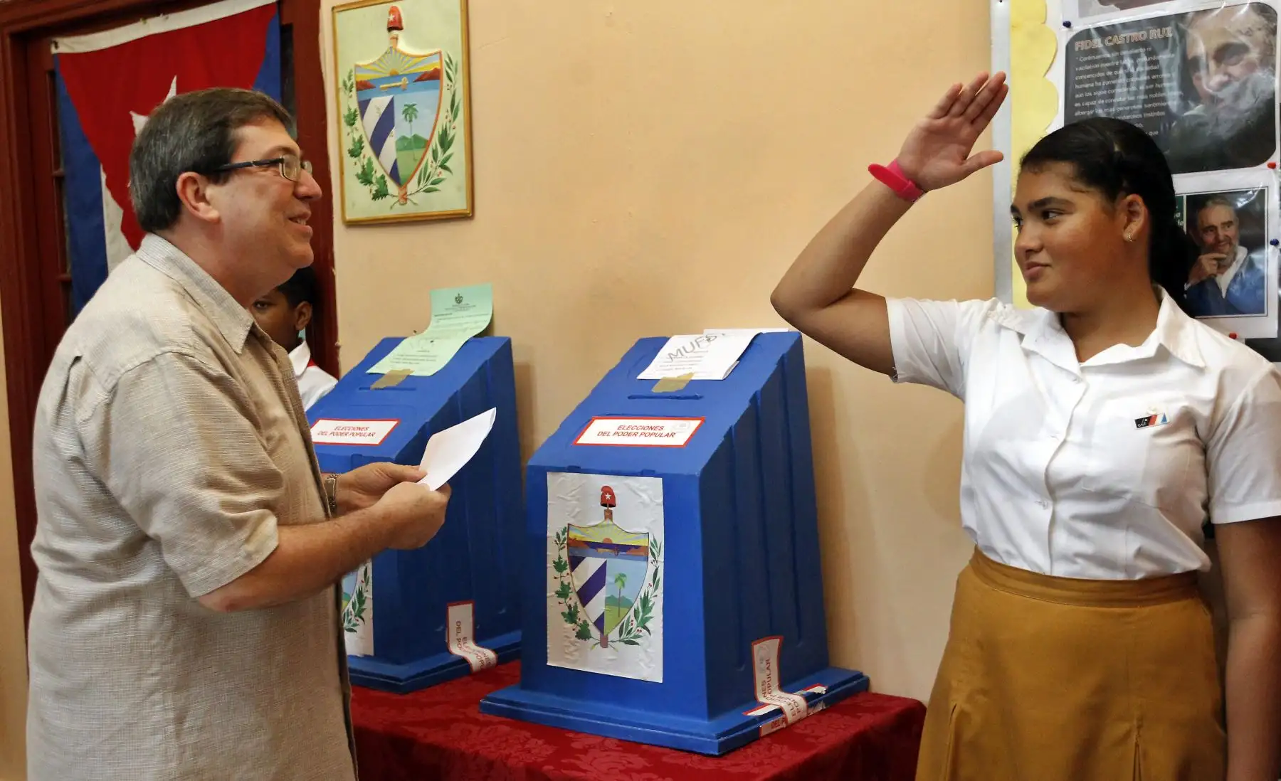 El ministro cubano de Relaciones Exteriores, Bruno Rodríguez Parrilla, vota en las elecciones generales de diputados nacionales y provinciales en La Habana.Foto:EFE
