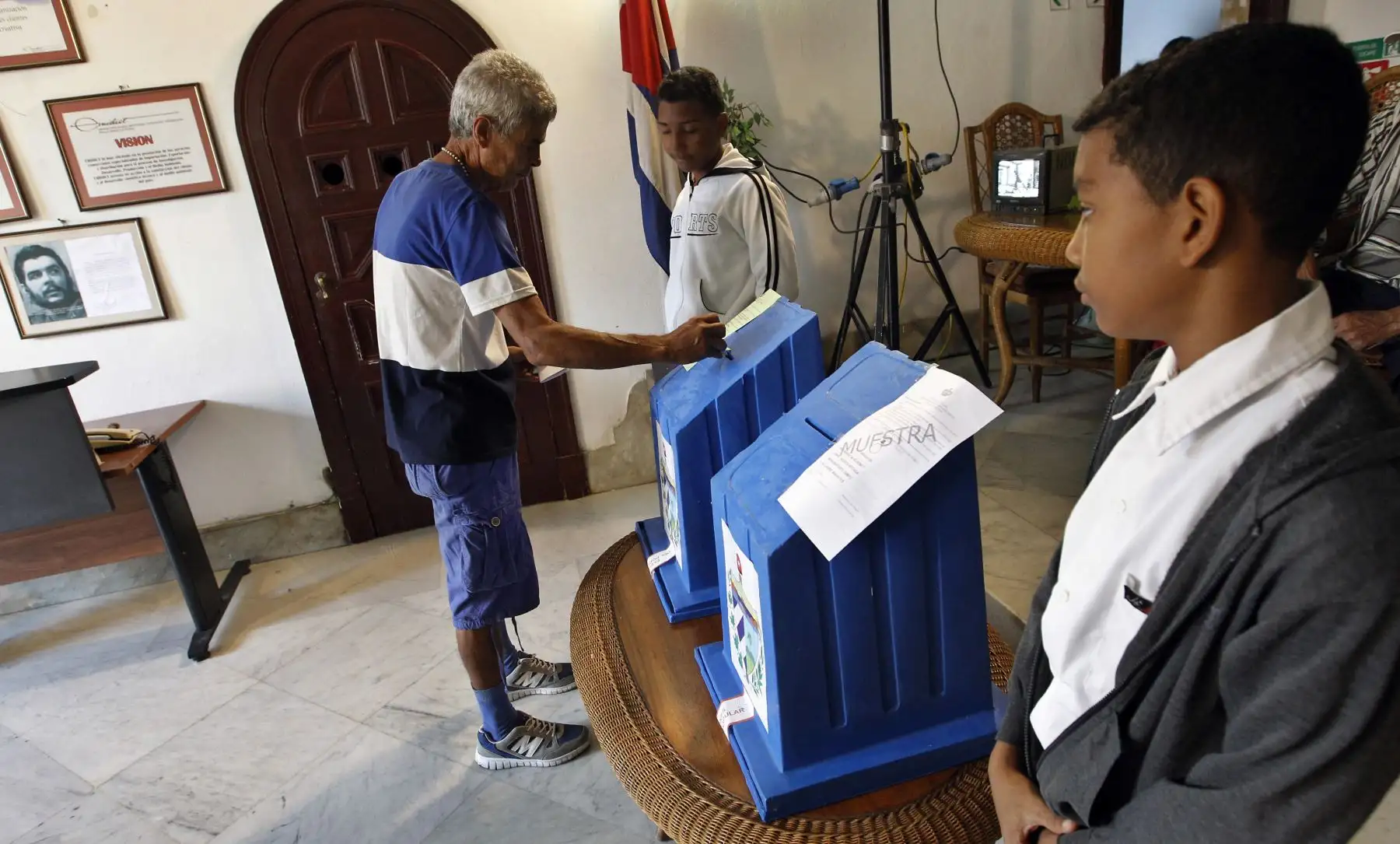 Un hombre vota en las elecciones generales de diputados nacionales y provinciales hoy, en La Habana Cuba.Foto:EFE