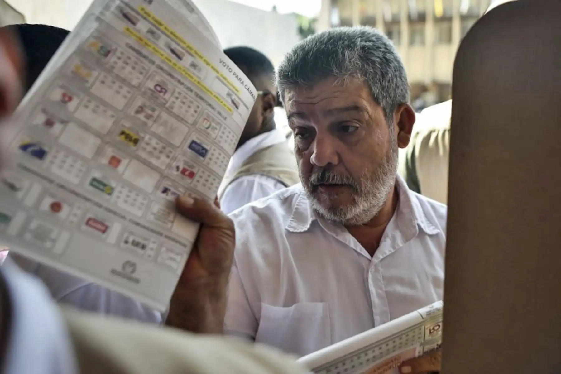 Luis Alberto Albano Urbano, alias Marcos Calarca, candidato a diputado del partido político Fuerza Alternativa Revolucionaria Común (FARC), vota en un colegio electoral en Cali.Foto:AFP