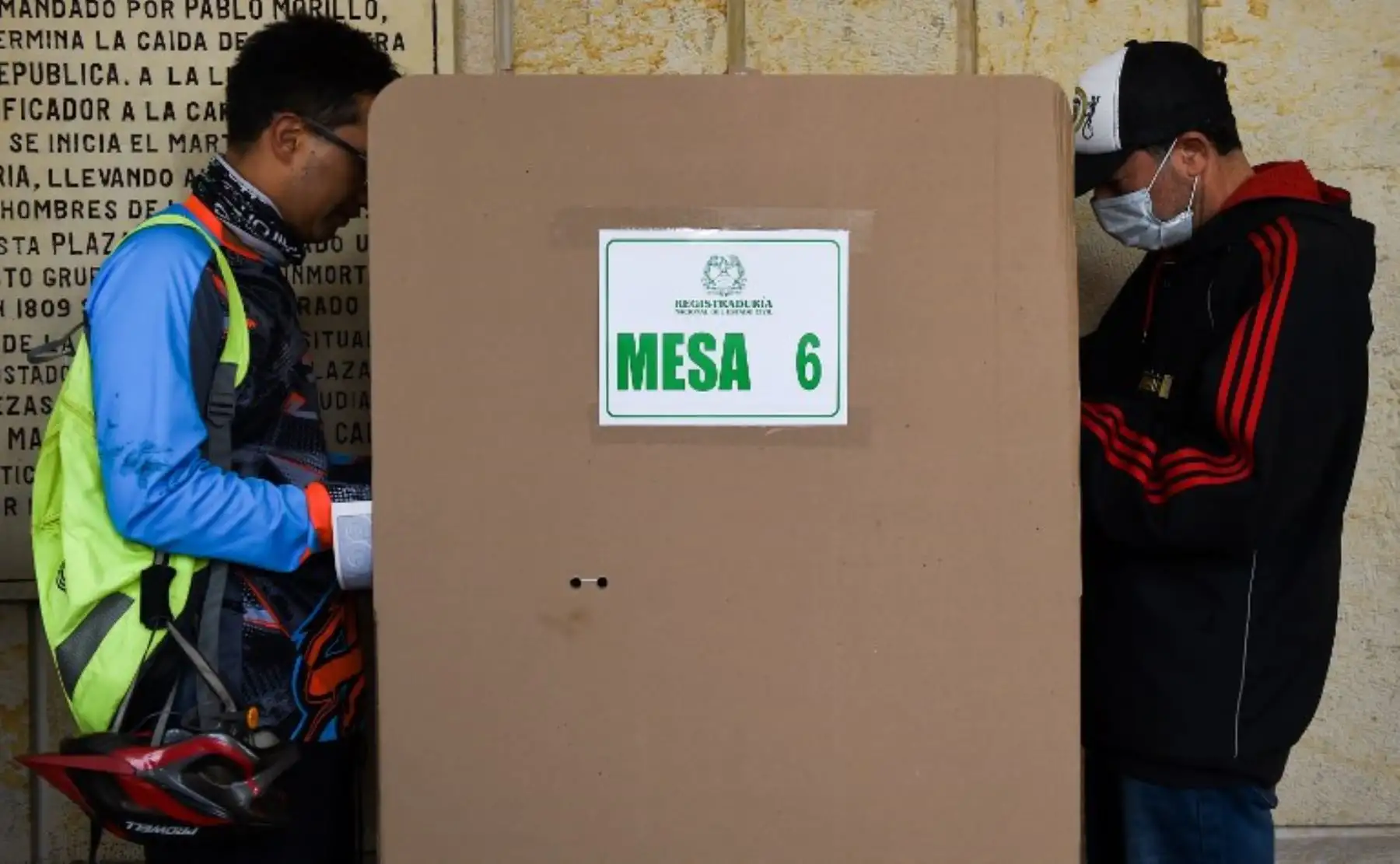 Los colombianos acuden a las urnas para elegir un nuevo Congreso con un resurgimiento de la derecha, amargamente opuesto a un acuerdo de paz que permita la participación de ex rebeldes izquierdistas.Foto:AFP