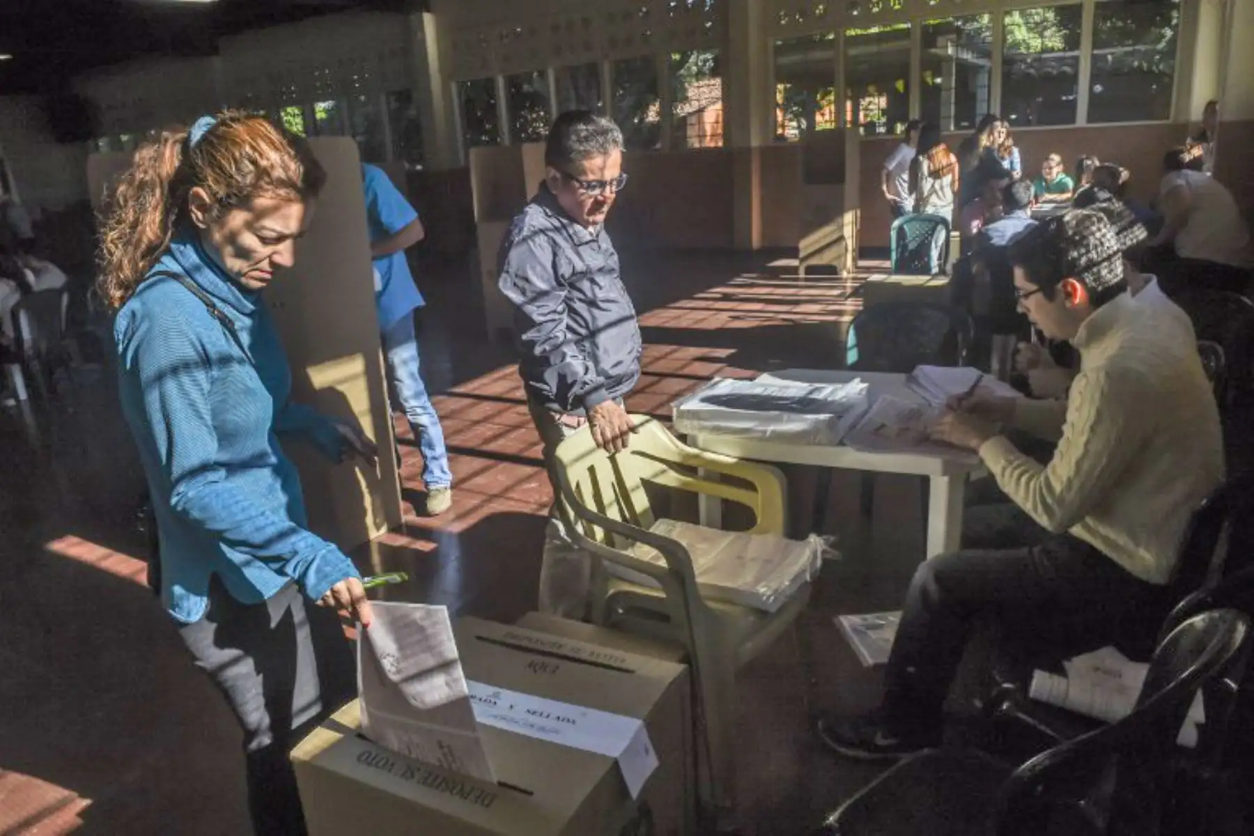 La gente vota en un colegio electoral en Medellín, departamento de Antioquia, durante las elecciones parlamentarias en Colombia.Foto:AFP