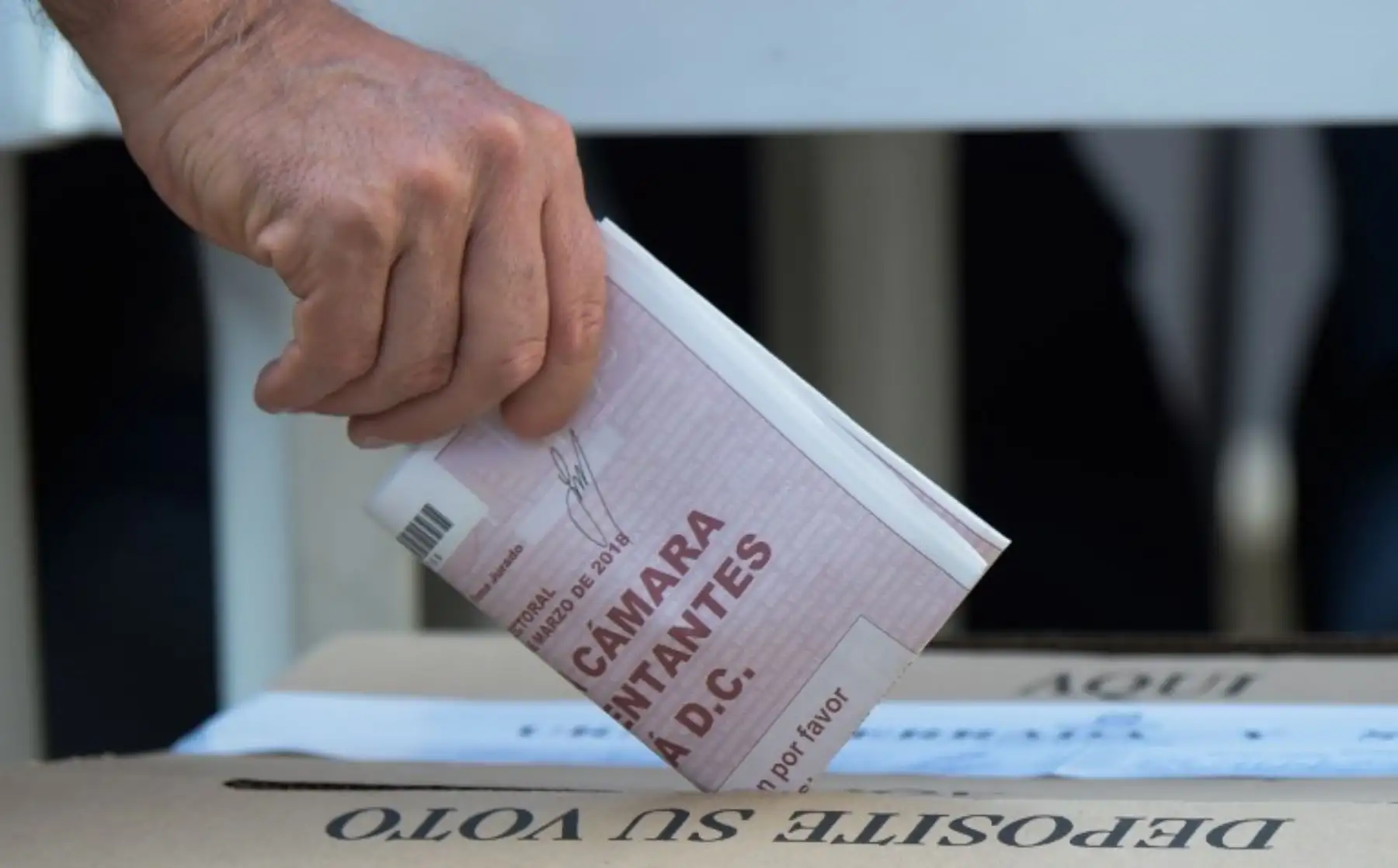 Un hombre deposita su voto en una mesa de votación en Bogotá durante las elecciones parlamentaria Los colombianos acudieron a las urnas el domingo para elegir un nuevo Congreso .Foto:AFP