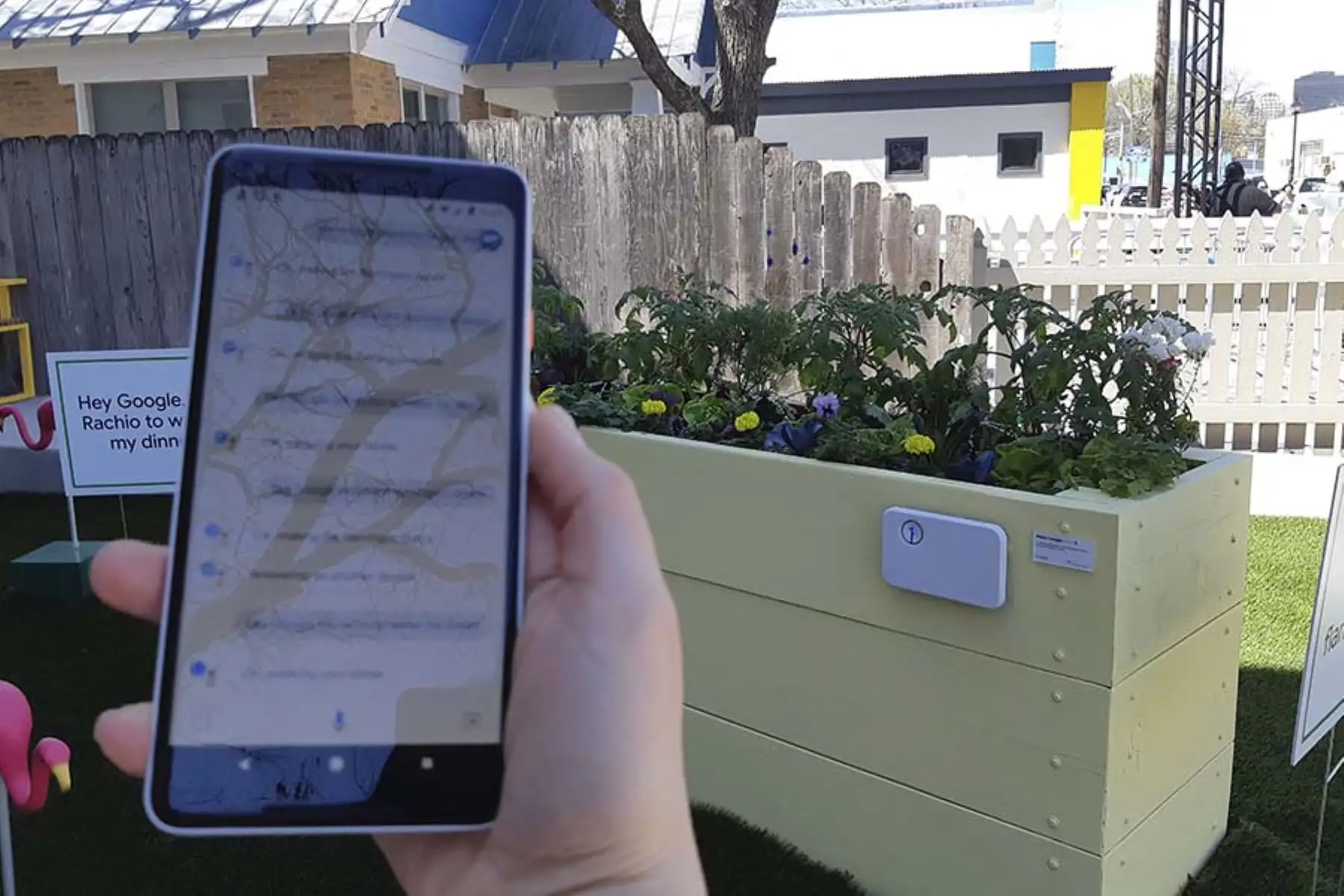 La tendencia Internet de las Cosas responde la conexión entre dispositivos mediante una red. El asistente de voz de Google permite activar estos equipos tecnológicos, por ejemplo, el regadero del jardín. Foto: ANDINA