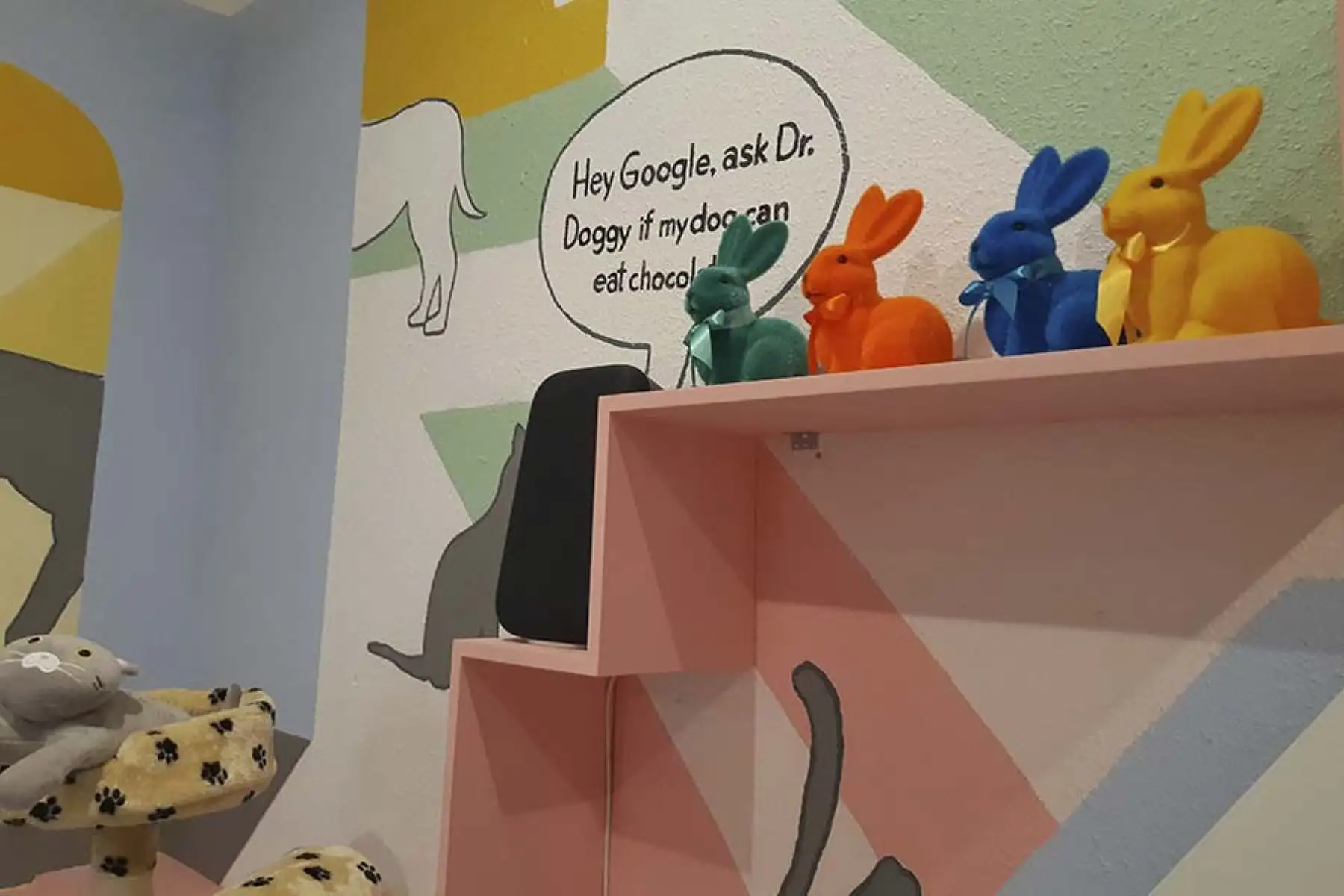 Por ahora, el asistente de voz de Google responde a comandos de voz en inglés. "Hey Google" es la frase inicial para activarlo.