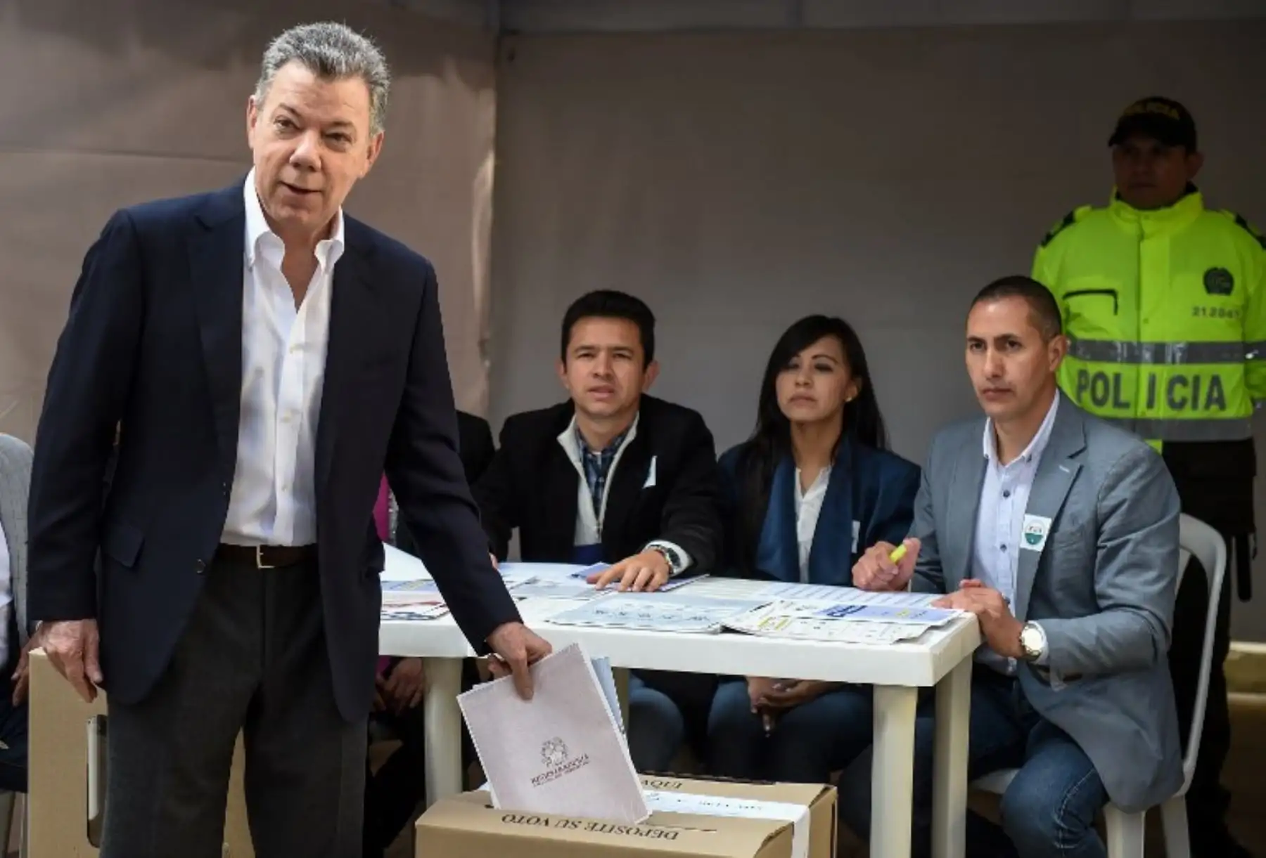 El presidente colombiano, Juan Manuel Santos, emité su voto en una mesa electoral en Bogotá durante las elecciones parlamentarias para elegir un nuevo Congreso.Foto:AFP
