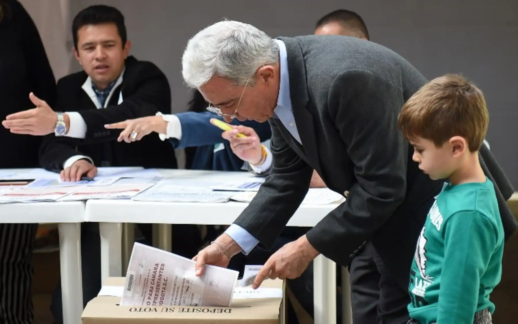 El ex presidente colombiano y el actual senador Alvaro Uribe emiten su voto en una mesa electoral durante las elecciones parlamentarias en Colombia. Foto:AFP