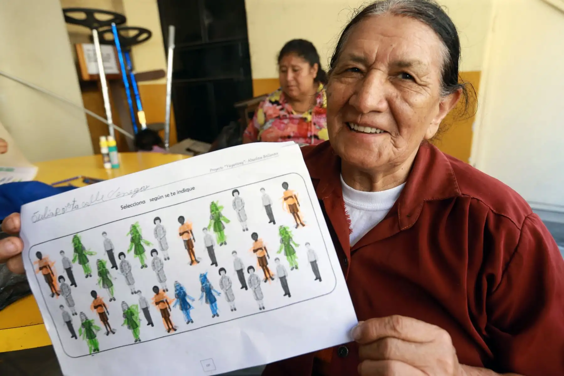 Abuelos quechua-hablantes del distrito de El Agustino aprenden a leer, escribir en español mediante el uso de tablets facilitadas por voluntaria de Telefónica del Perú. Foto: ANDINA/ Norman Córdova