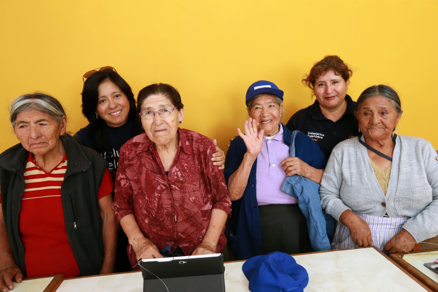 Abuelos quechua-hablantes del distrito de El Agustino aprenden a leer, escribir en español mediante el uso de tablets facilitadas por voluntaria de Telefónica del Perú. Foto: ANDINA/ Norman Córdova