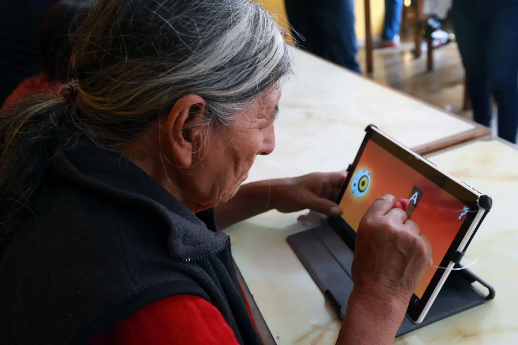 Abuelos quechua-hablantes del distrito de El Agustino aprenden a leer, escribir en español mediante el uso de tablets facilitadas por voluntaria de Telefónica del Perú. Foto: ANDINA/ Norman Córdova