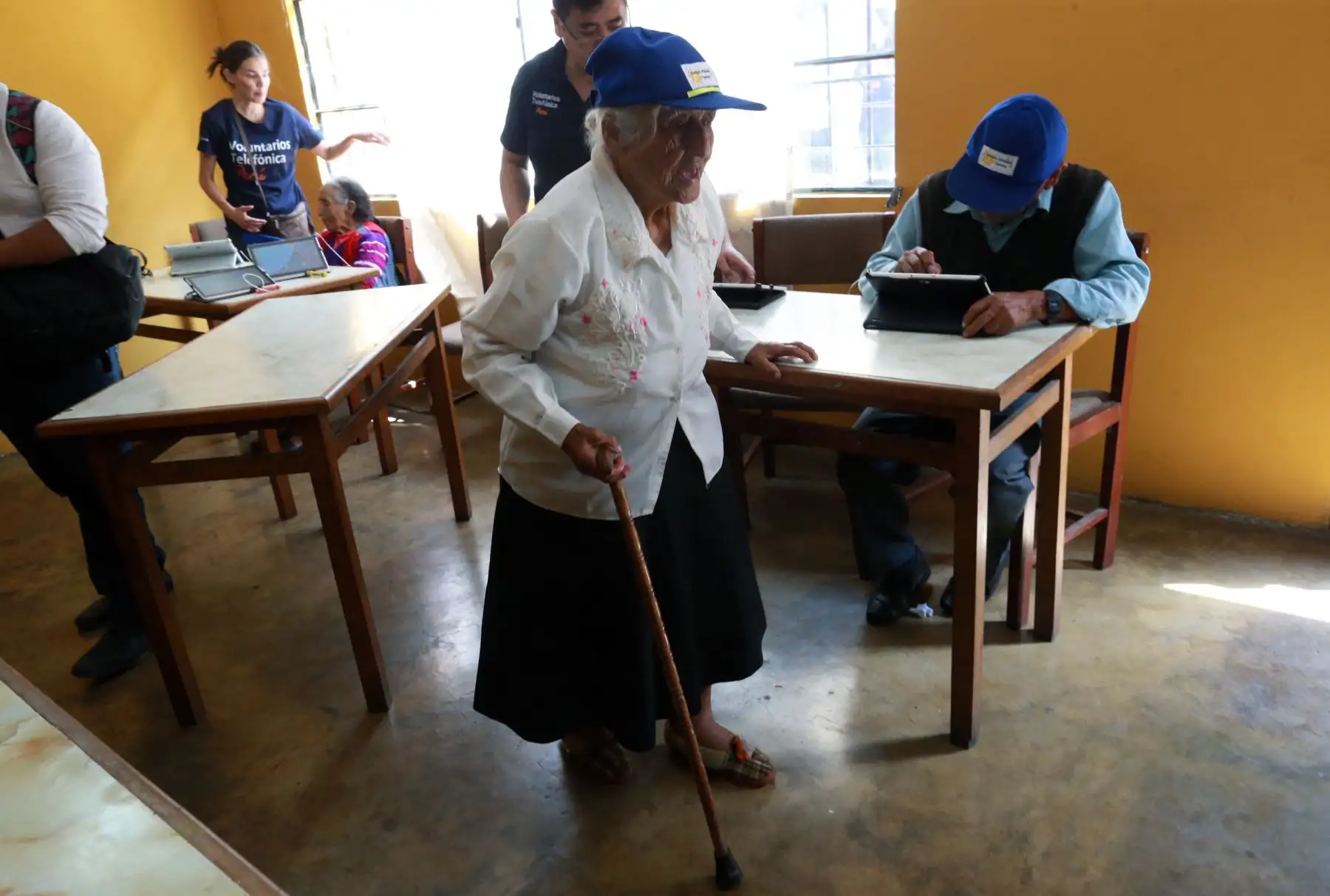 Abuelos quechua-hablantes del distrito de El Agustino aprenden a leer, escribir en español mediante el uso de tablets facilitadas por voluntaria de Telefónica del Perú. Foto: ANDINA/ Norman Córdova