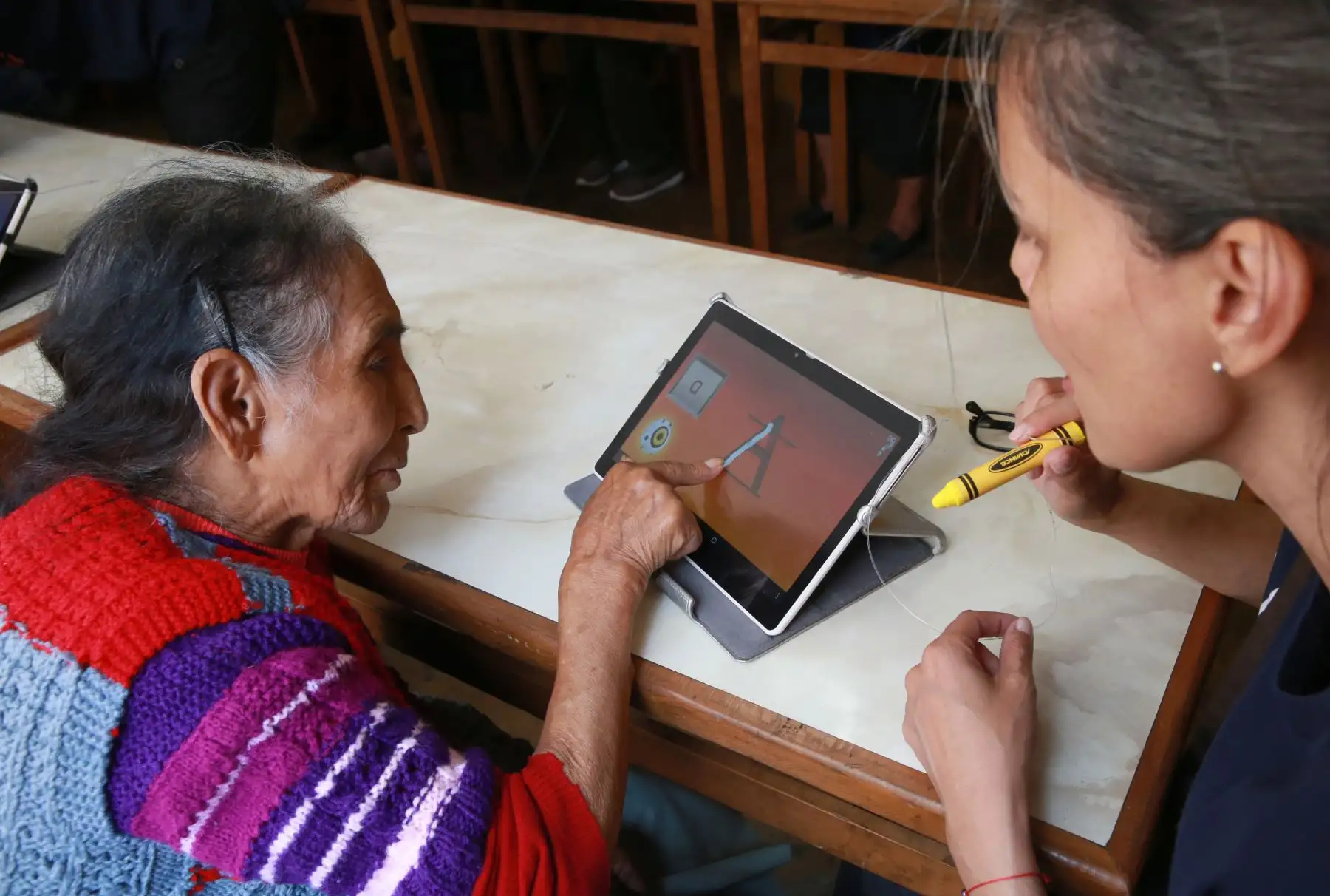 Abuelos quechua-hablantes del distrito de El Agustino aprenden a leer, escribir en español mediante el uso de tablets facilitadas por voluntaria de Telefónica del Perú. Foto: ANDINA/ Norman Córdova