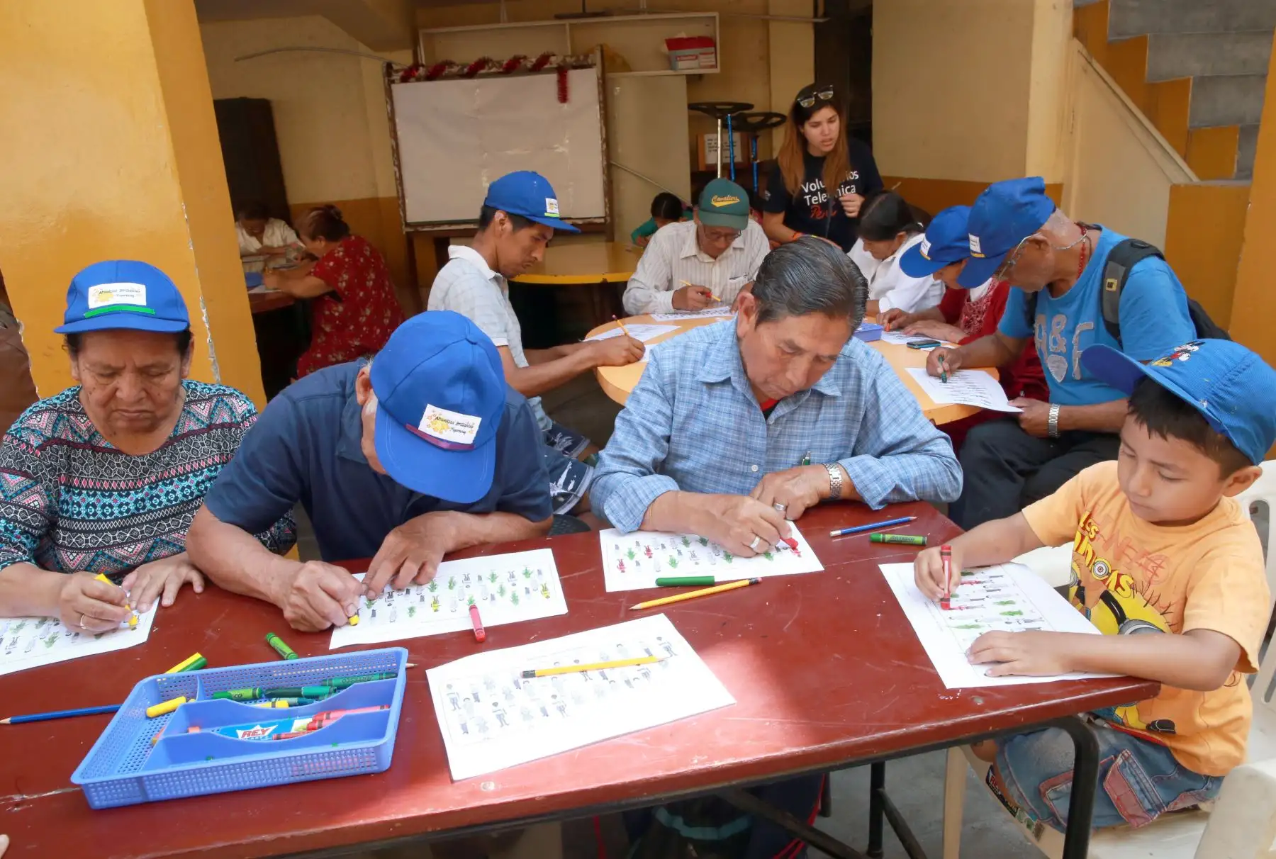 Adultos mayores quechua hablantes de el Agustino , aprenden a leer y escribir mediante app y así evitar ser indiscriminados. Foto: ANDINA/ Norman Córdova