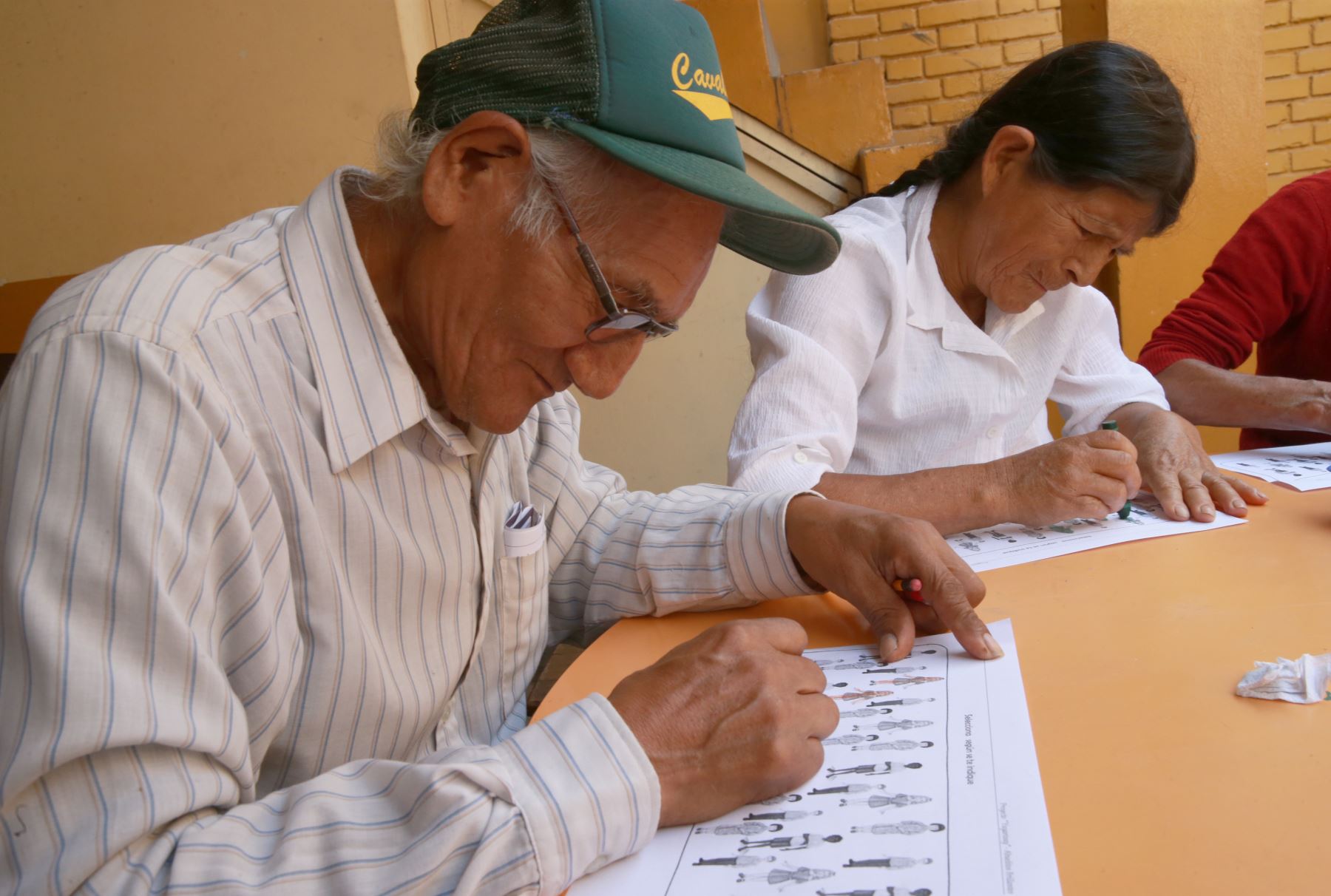 Abuelos quechua-hablantes del distrito de El Agustino aprenden a leer, escribir en español mediante el uso de tablets facilitadas por voluntaria de Telefónica del Perú. Foto: ANDINA/ Norman Córdova