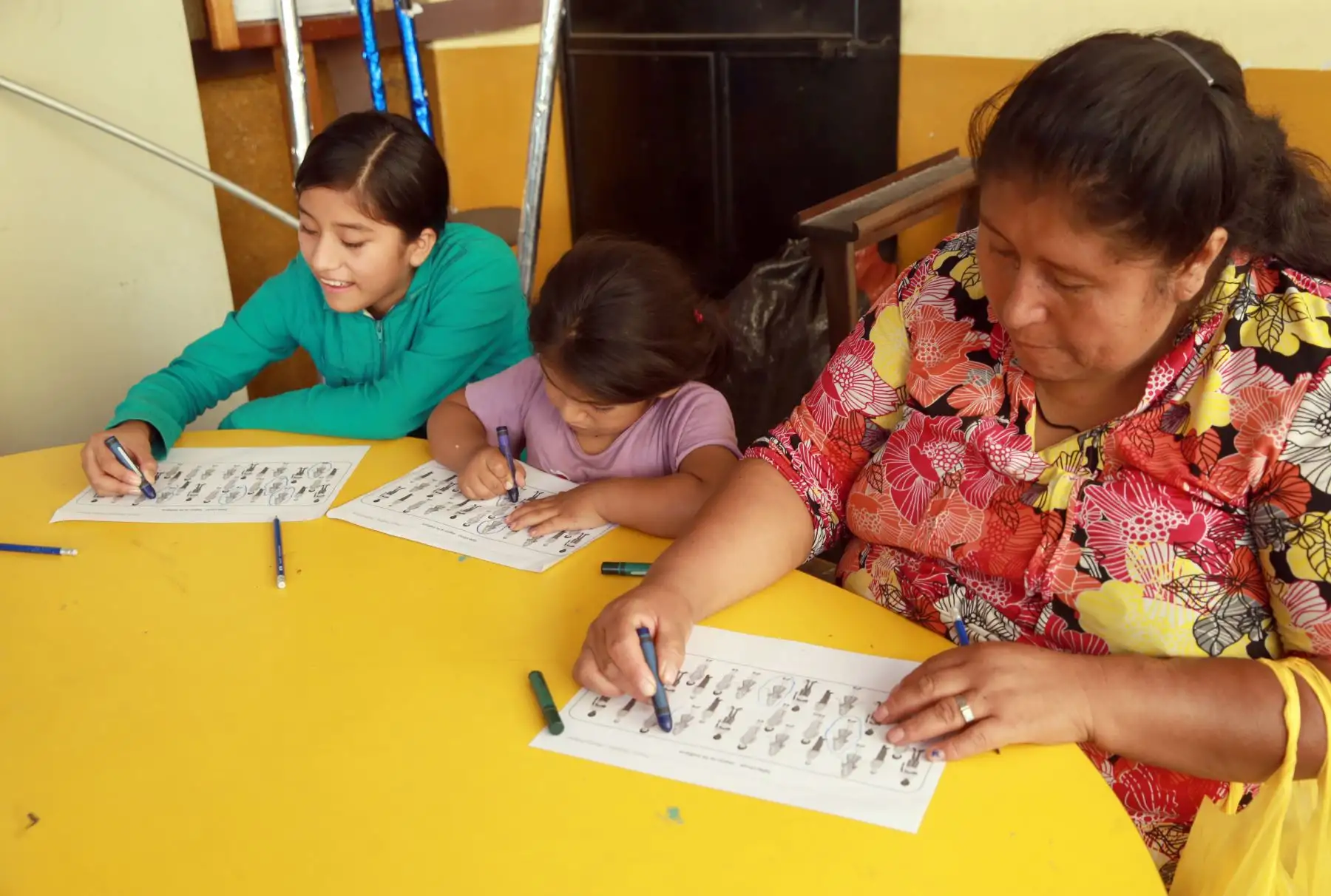 Abuelos quechua-hablantes del distrito de El Agustino aprenden a leer, escribir en español mediante el uso de tablets facilitadas por voluntaria de Telefónica del Perú. Foto: ANDINA/ Norman Córdova