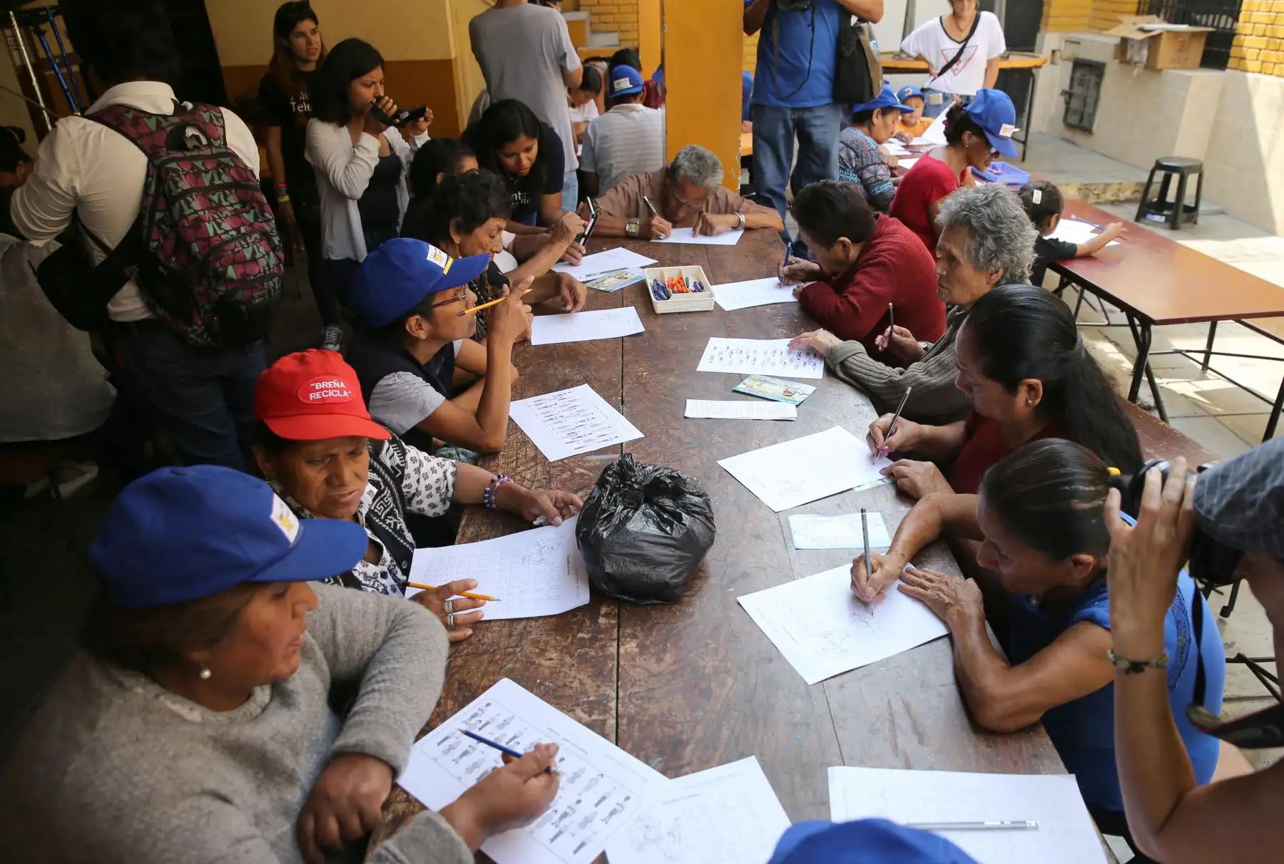 Abuelos quechua-hablantes del distrito de El Agustino aprenden a leer, escribir en español mediante el uso de tablets facilitadas por voluntaria de Telefónica del Perú. Foto: ANDINA/ Norman Córdova