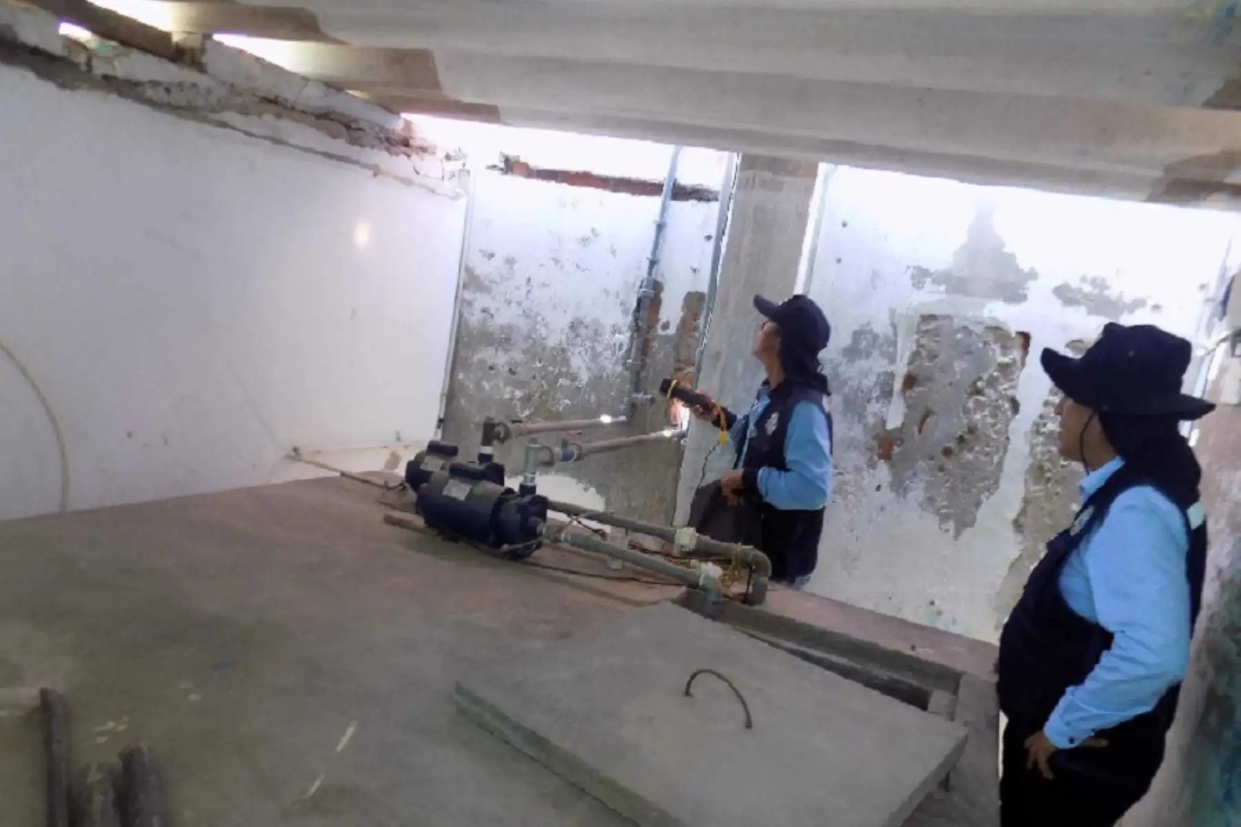 brigadas de la Red de Salud Pacífico Norte inspecciona colegios de la cuidad de Chimbote, en la provincia ancashina del Santa, a fin de descartar presencia del vector Aedes Aegypti, mosquito transmisor del dengue.