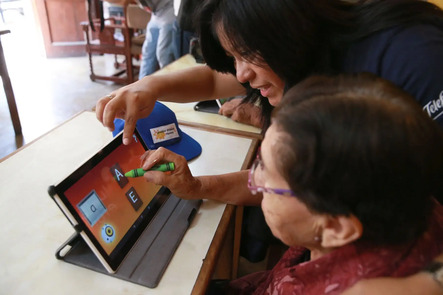 Marjorie Vega, ingenieria de profesión, creó App para que adultos mayores aprendan a leer y escribir y por ello recibió galardón como "Voluntaria del Año" de Telefónica. Foto: ANDINA/ Norman Córdova