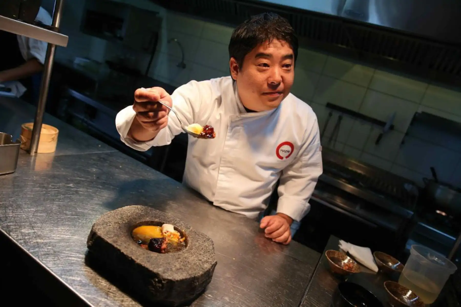 Mitsuharu Tsumura, de Maido, usa néctar de cacao en infusiones y salsas. Foto: Difusión