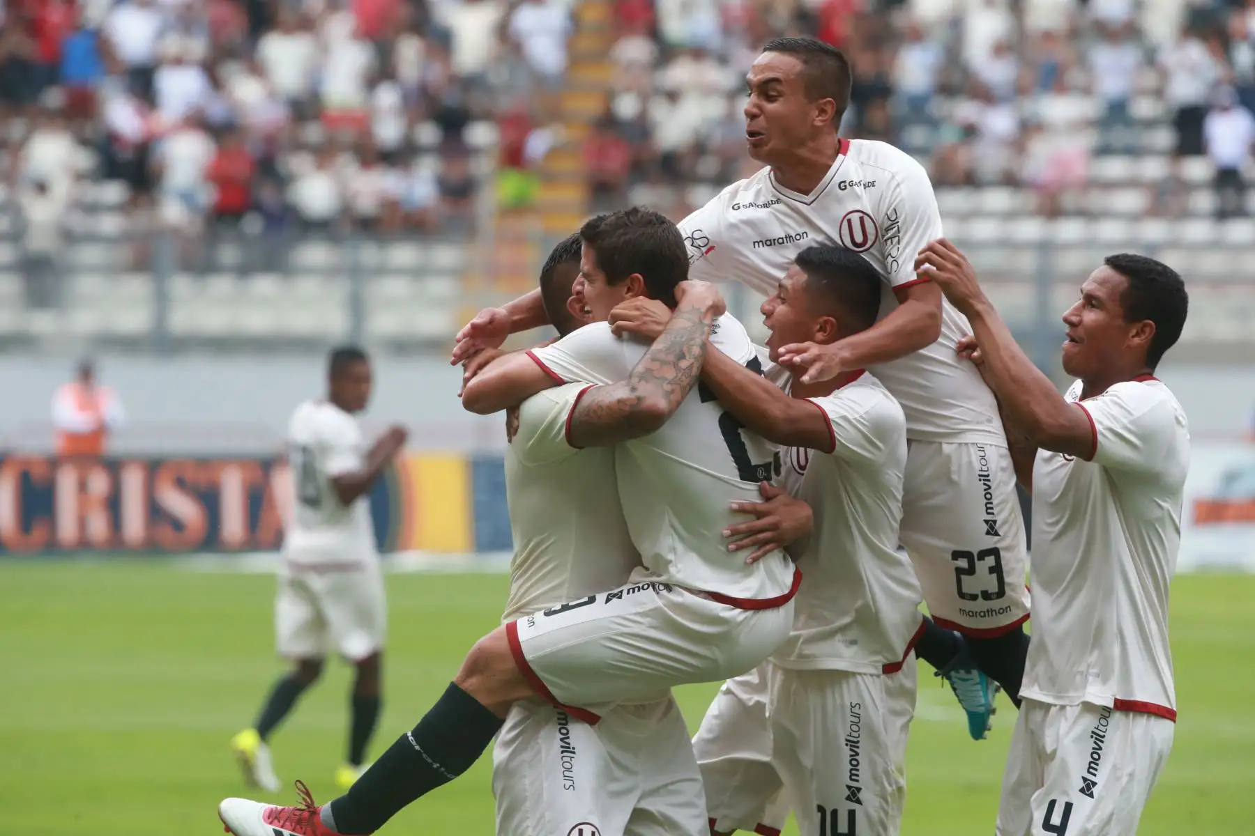 Aldo Corzo de Universitario de Deportes celebra su gol contra Sporting Cristal, en el Estado Nacional. Foto: ANDINA/ Jhony Laurente