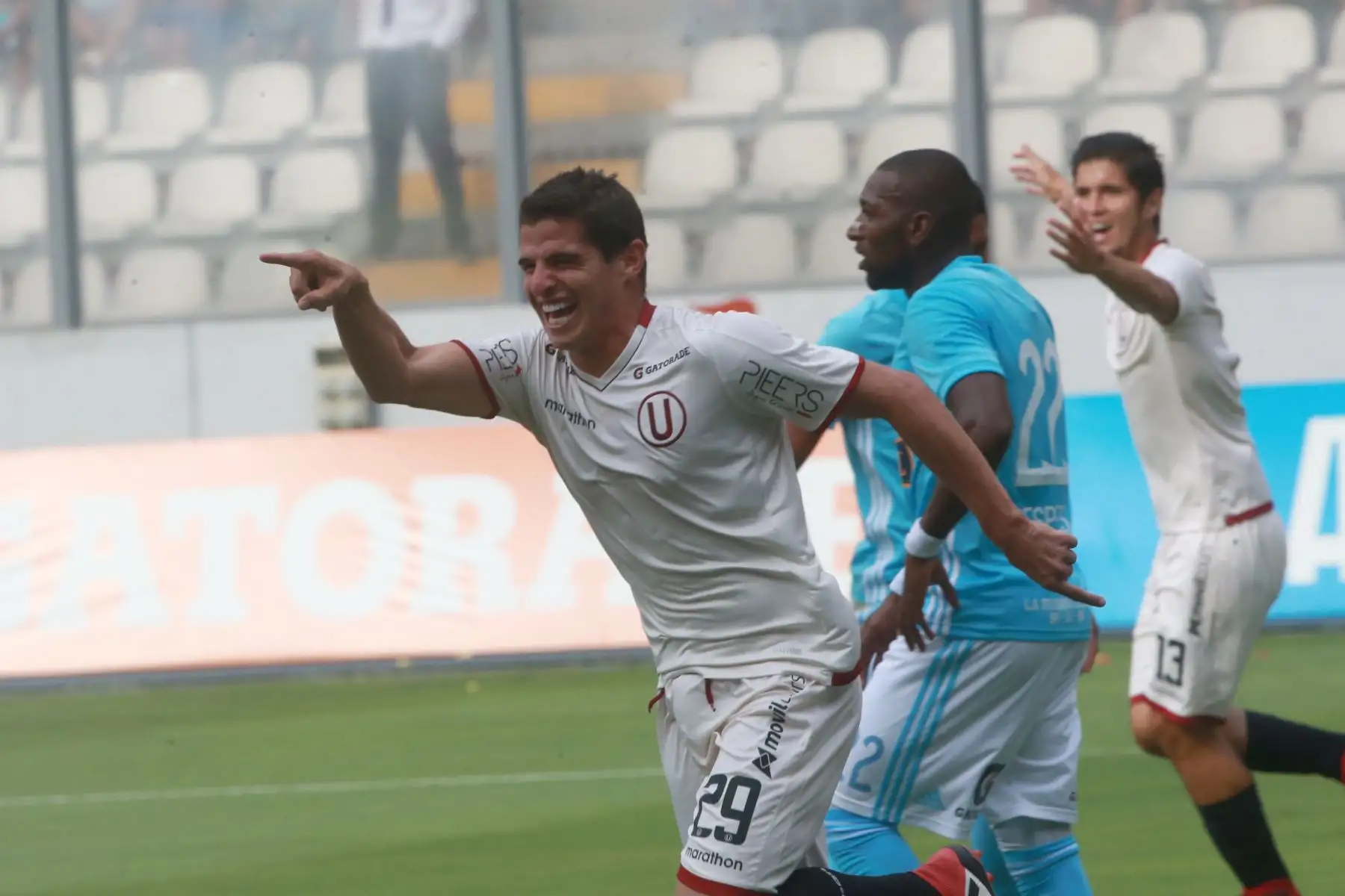 Aldo Corzo de Universitario de Deportes celebra su gol contra Sporting Cristal, en el Estado Nacional. Foto: ANDINA/ Jhony Laurente